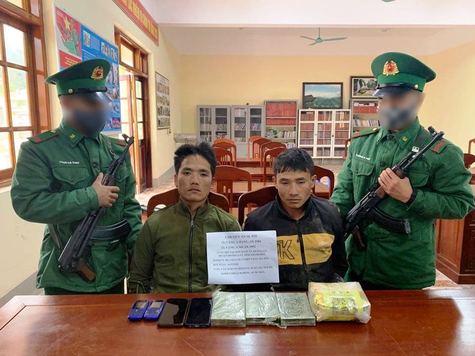 Bắt hai đối tượng mua bán trái phép 1kg ma túy, 3 bánh heroin