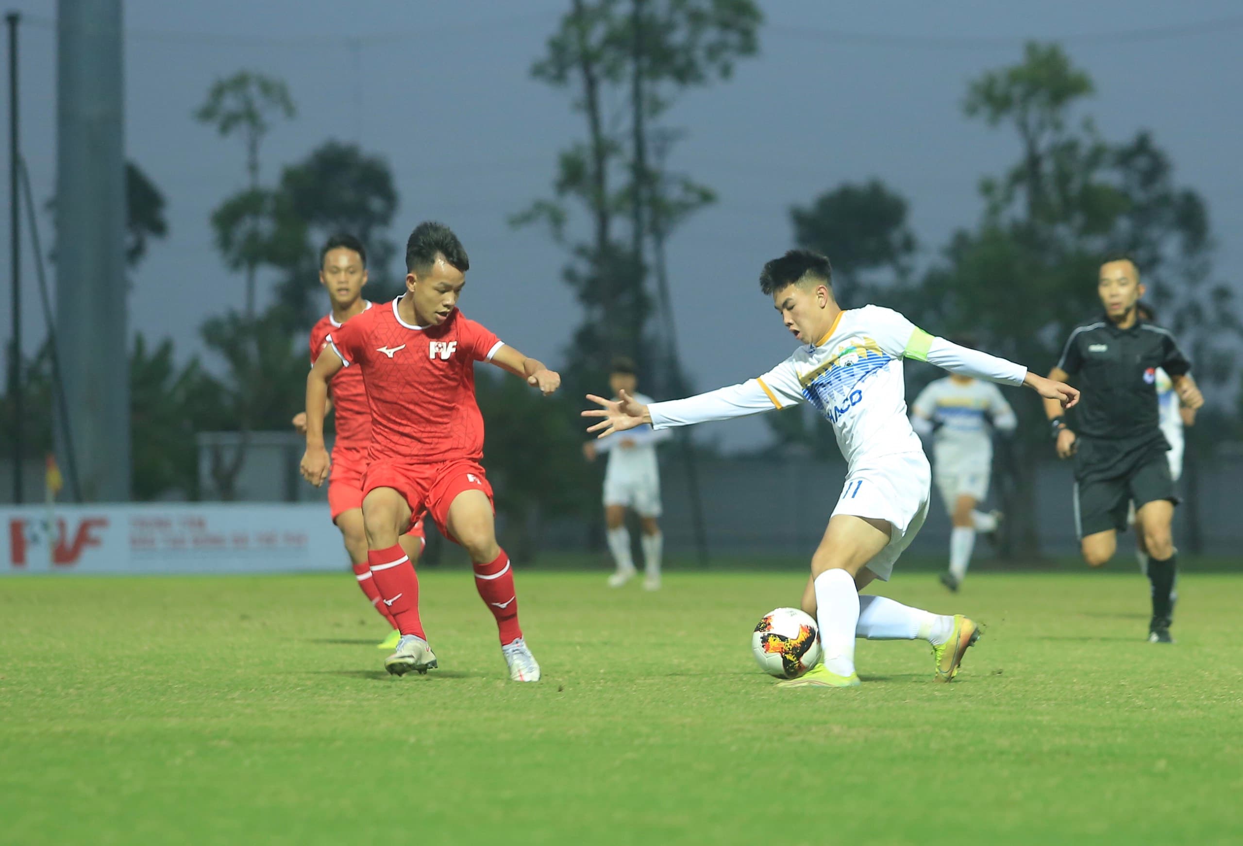 U.15 PVF đánh rơi chiến thắng trong trận khai mạc