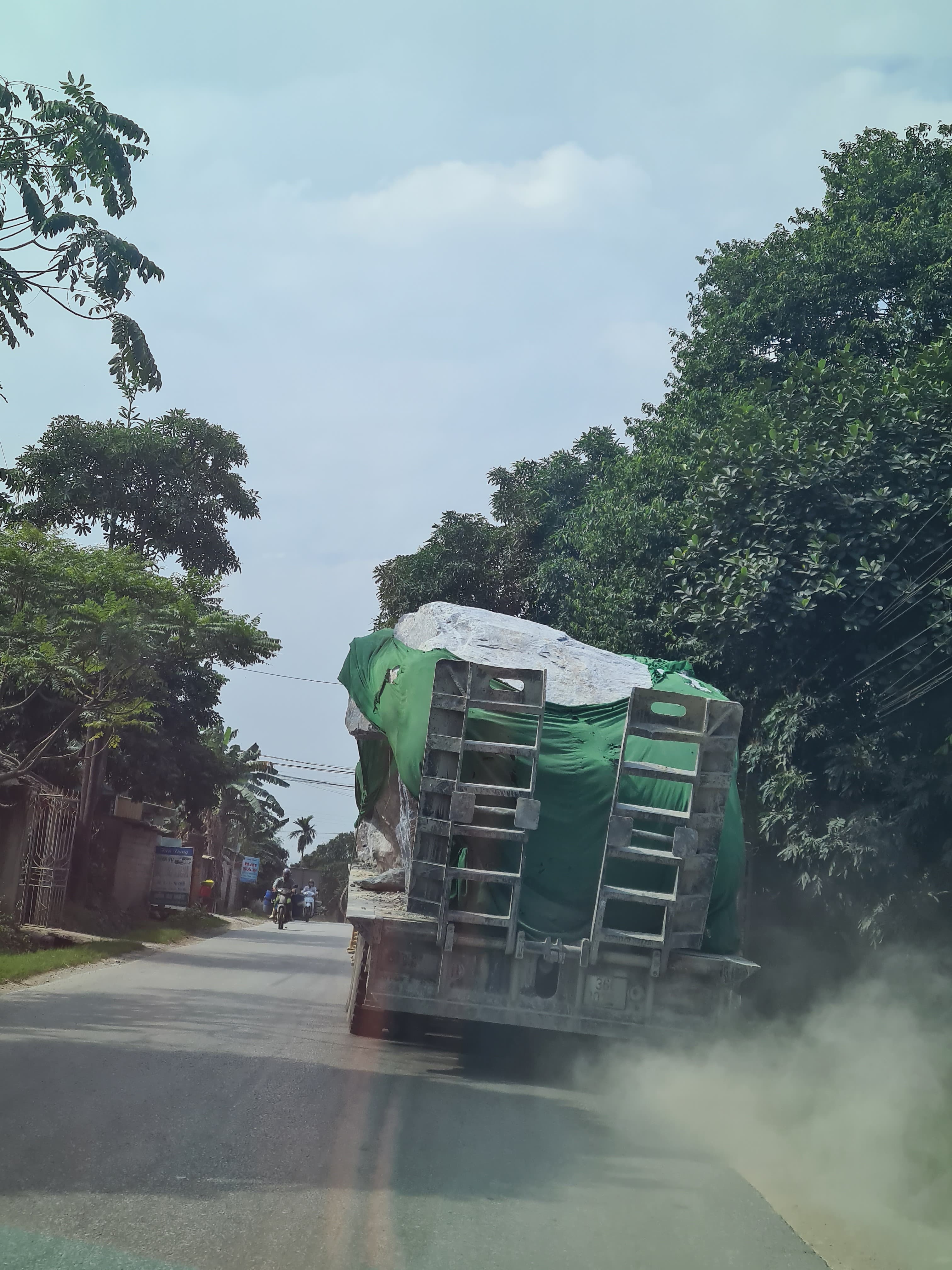 Nguy cơ tai nạn giao thông từ xe chở đá