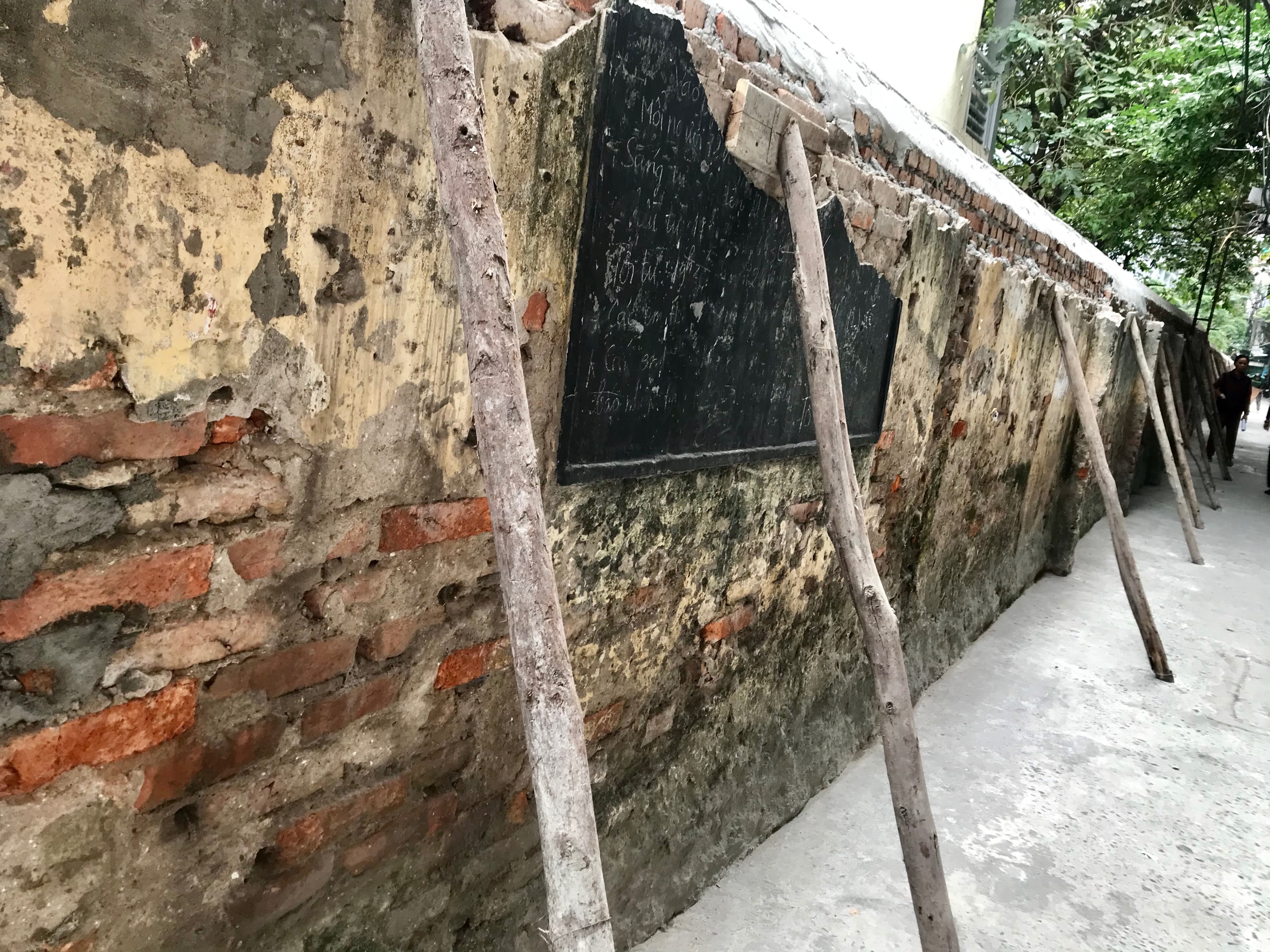 Nguy hiểm từ bức tường có nguy cơ đổ sập