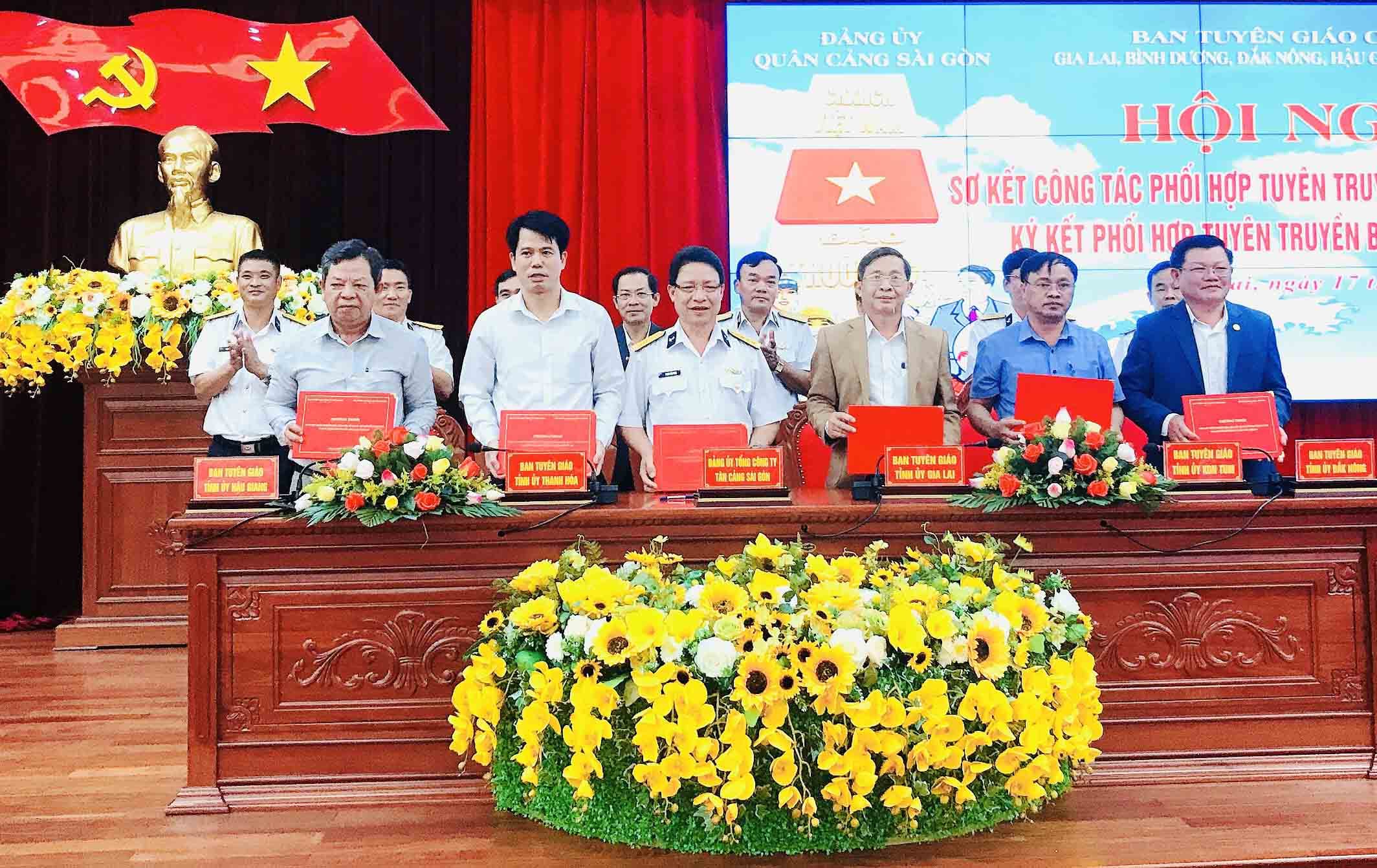 Đảng ủy Quân cảng Sài Gòn phối hợp thực hiện tốt công tác tuyên truyền về biển, đảo
