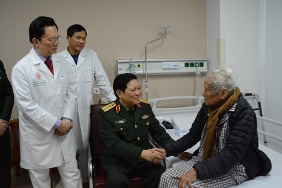 Đại tướng Ngô Xuân Lịch thăm các đồng chí nguyên lãnh đạo,  tướng lĩnh cấp cao  của quân đội