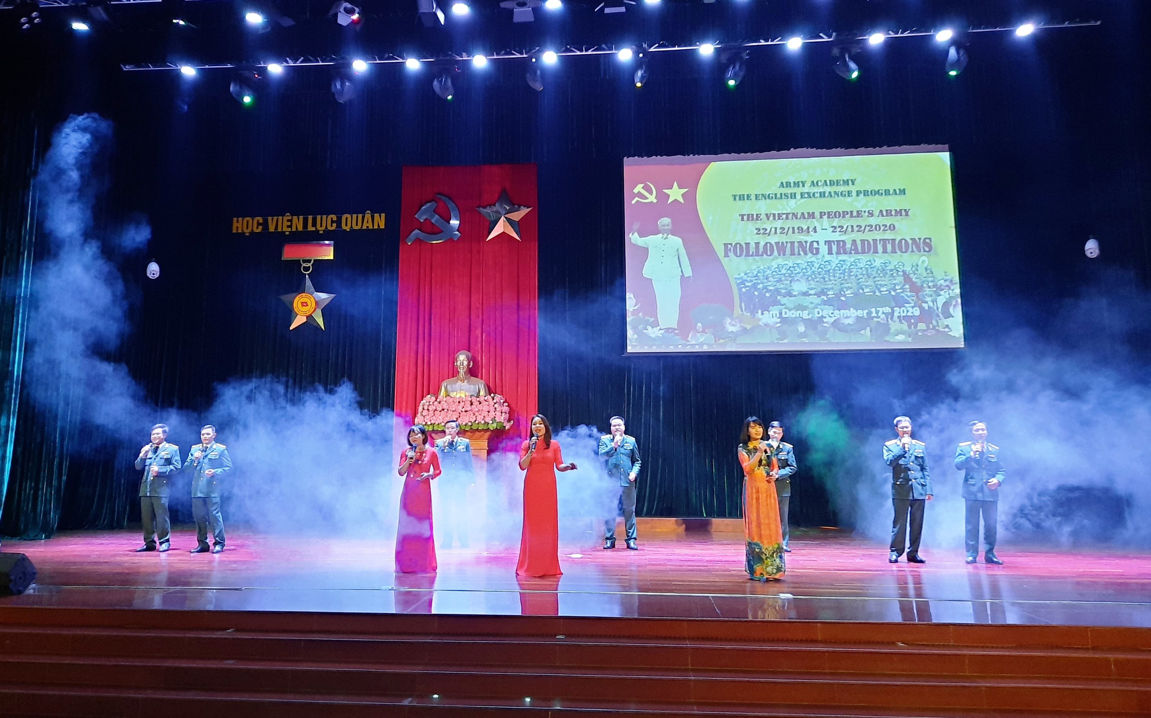 Sôi nổi chương trình giao lưu tiếng Anh "Tiếp bước truyền thống"