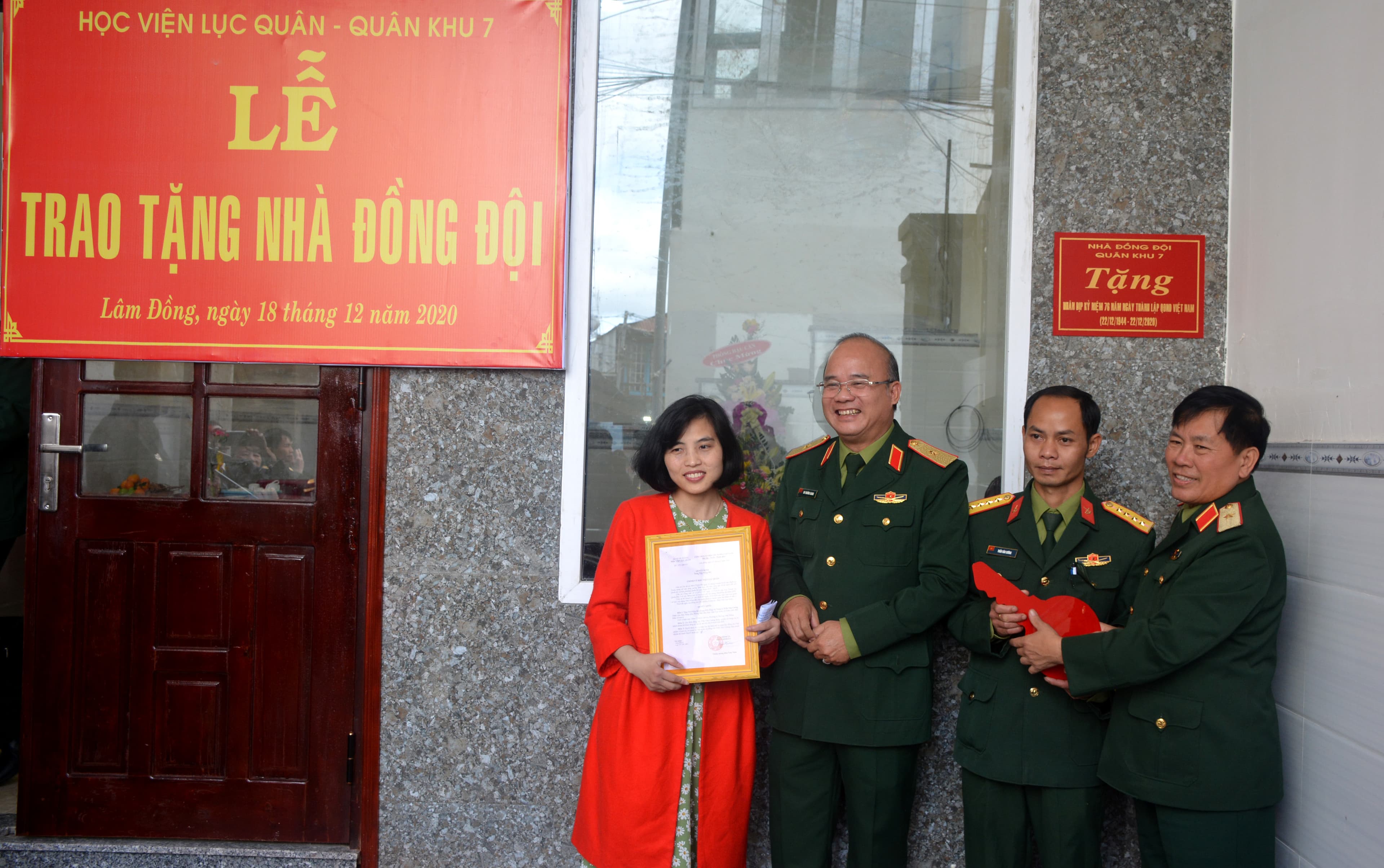 Học viện Lục quân trao tặng “Nhà đồng đội”