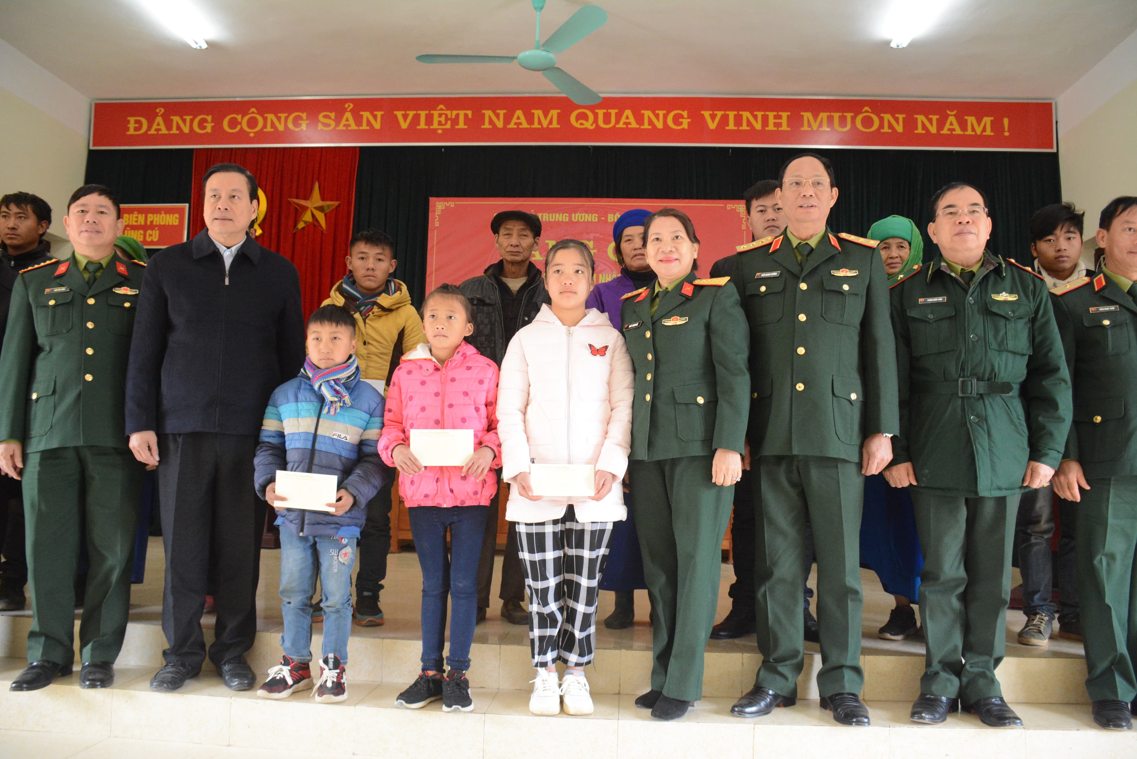 Đoàn công tác Quân ủy Trung ương, Bộ Quốc phòng thăm, tặng quà nhân dân và cán bộ, chiến sĩ tại Hà Giang