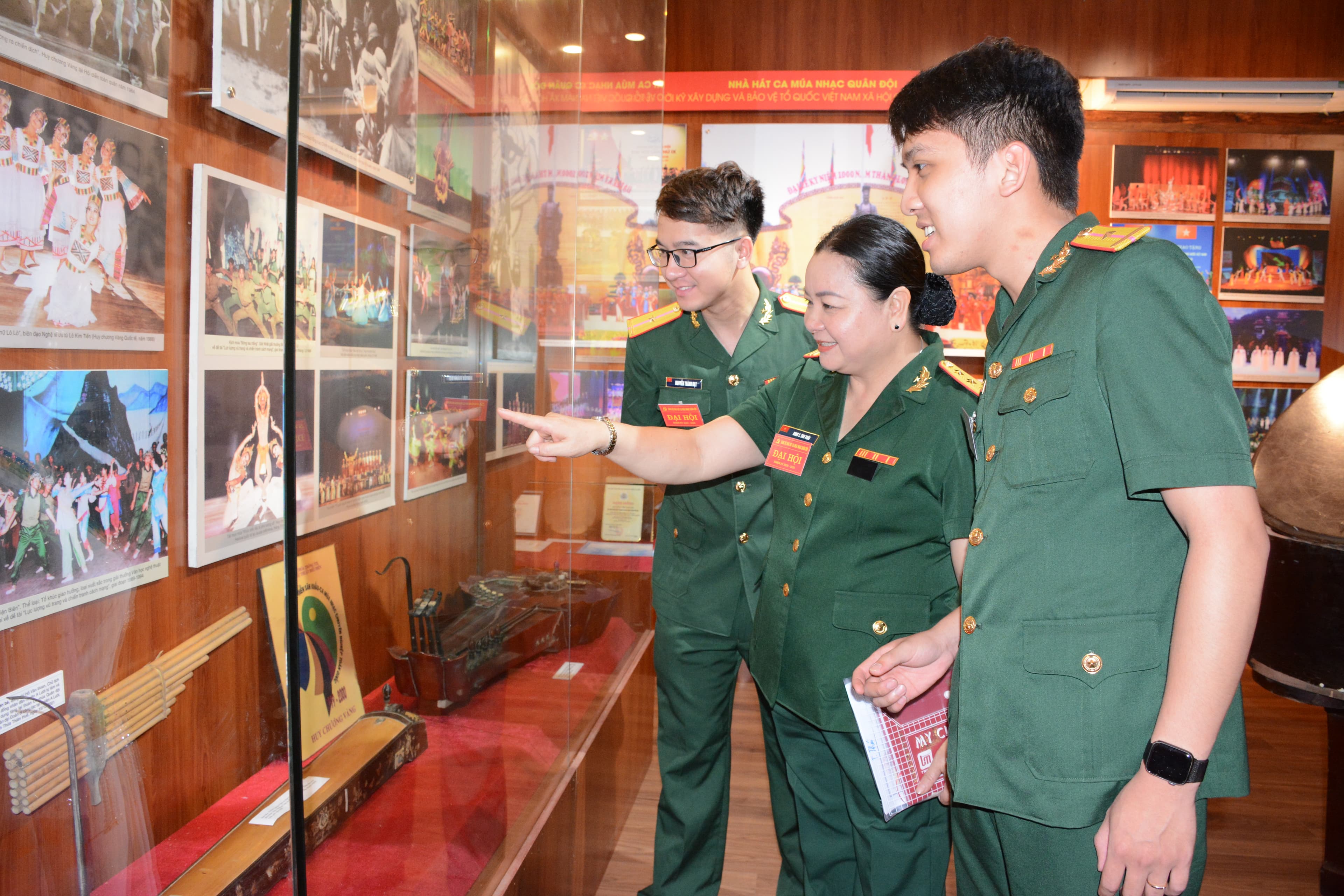 Vượt khó khăn, tích cực phục vụ