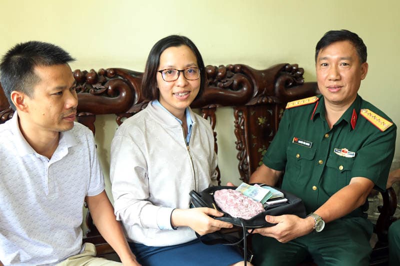 Đại úy Nguyễn Văn Khánh trả lại 73 triệu đồng cho người đánh mất