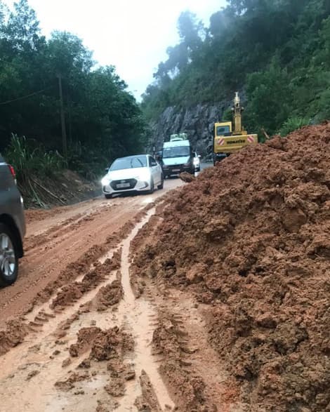 Khánh Hòa: Sạt lở nghiêm trọng trên đèo Khánh Lê