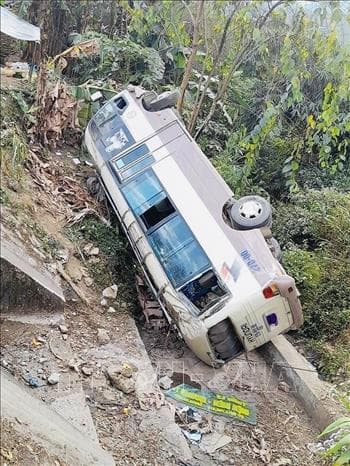 Điện Biên: Xe khách lao xuống vực, hành khách kịp thời thoát nạn