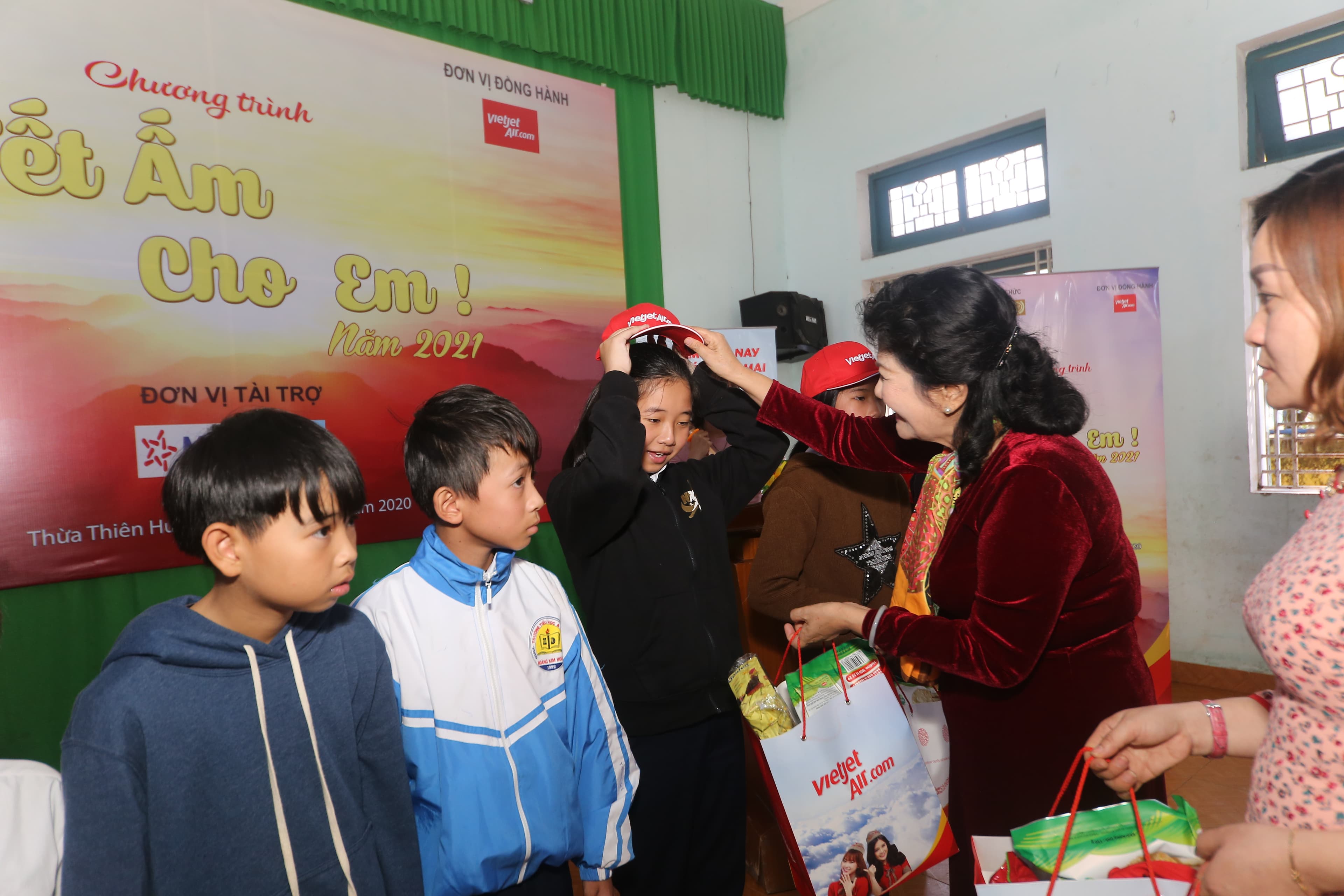 Hỗ trợ trẻ em có hoàn cảnh khó khăn bị ảnh hưởng bởi bão lũ tỉnh Thừa Thiên - Huế