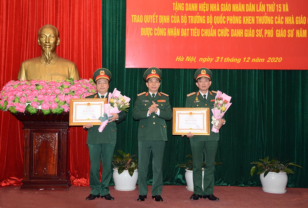 Tặng danh hiệu Nhà giáo Nhân dân và khen thưởng 24 Giáo sư, Phó giáo sư trong quân đội