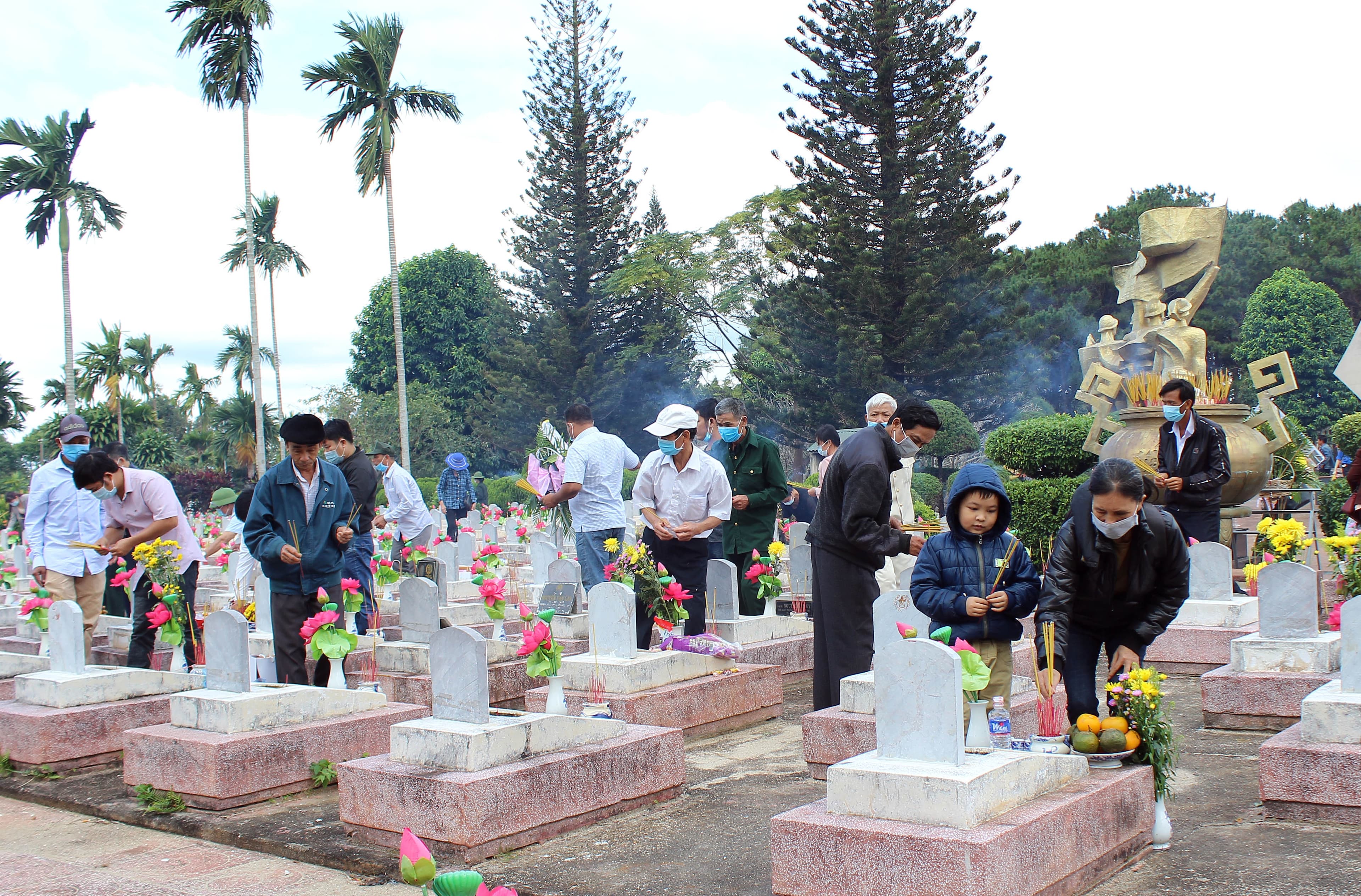 Xúc động trong ngày "gặp" người thân