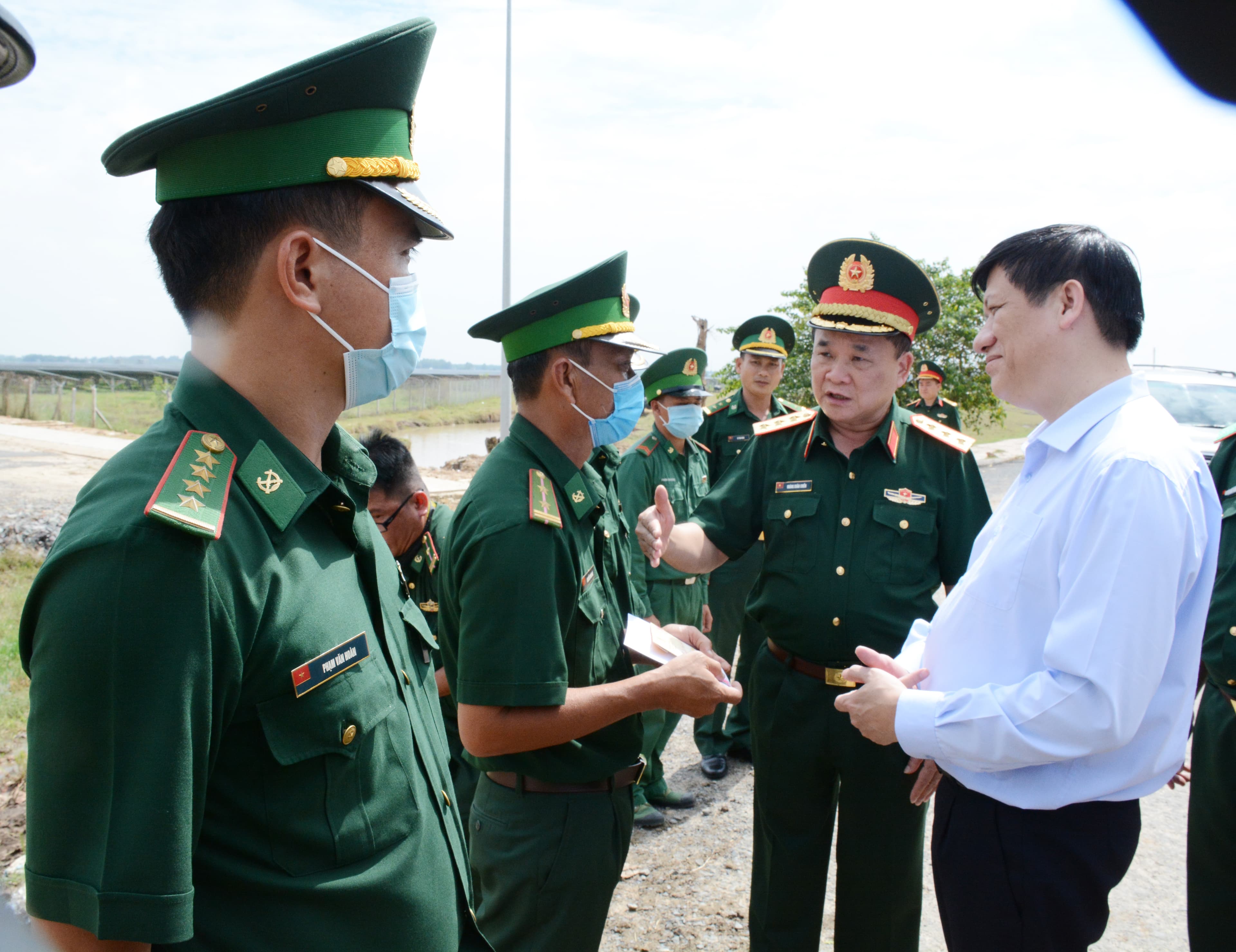 Kiên quyết ngăn chặn dịch Covid-19 lây lan qua biên giới