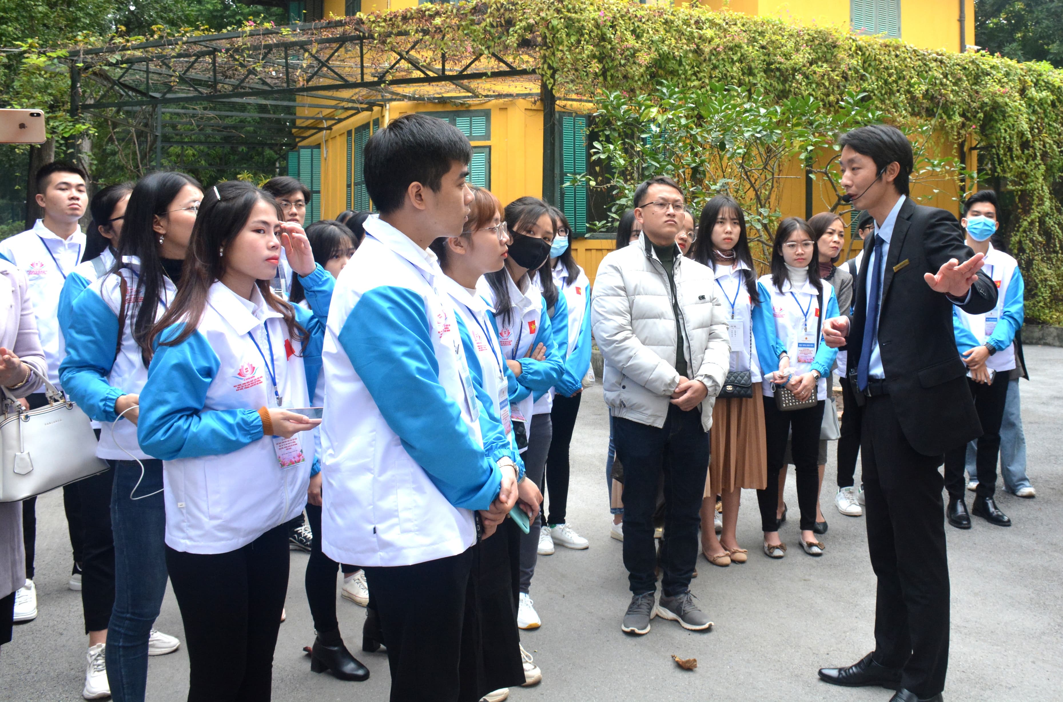 Học sinh, sinh viên tích cực học tập và làm theo Bác