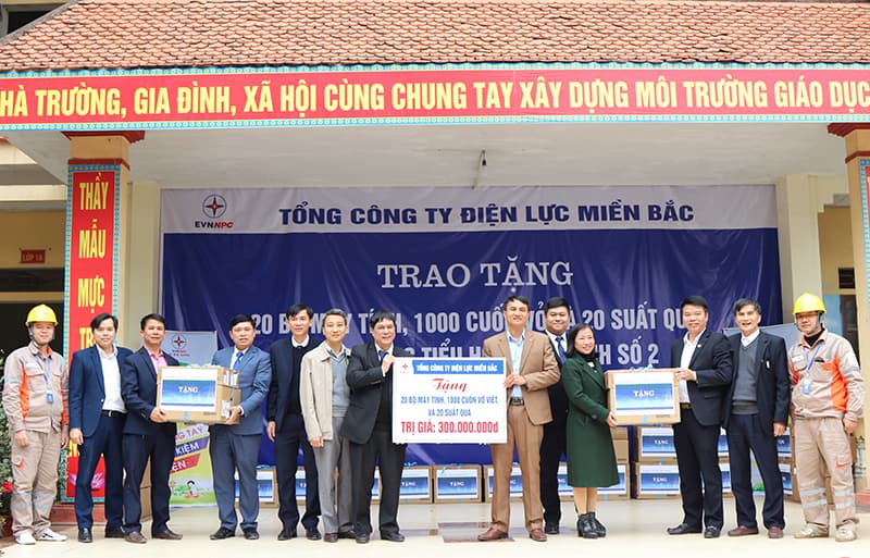EVNNPC trao tặng quà tại Trường Tiểu học Hợp Thịnh số 2, huyện Hiệp Hòa, tỉnh Bắc Giang