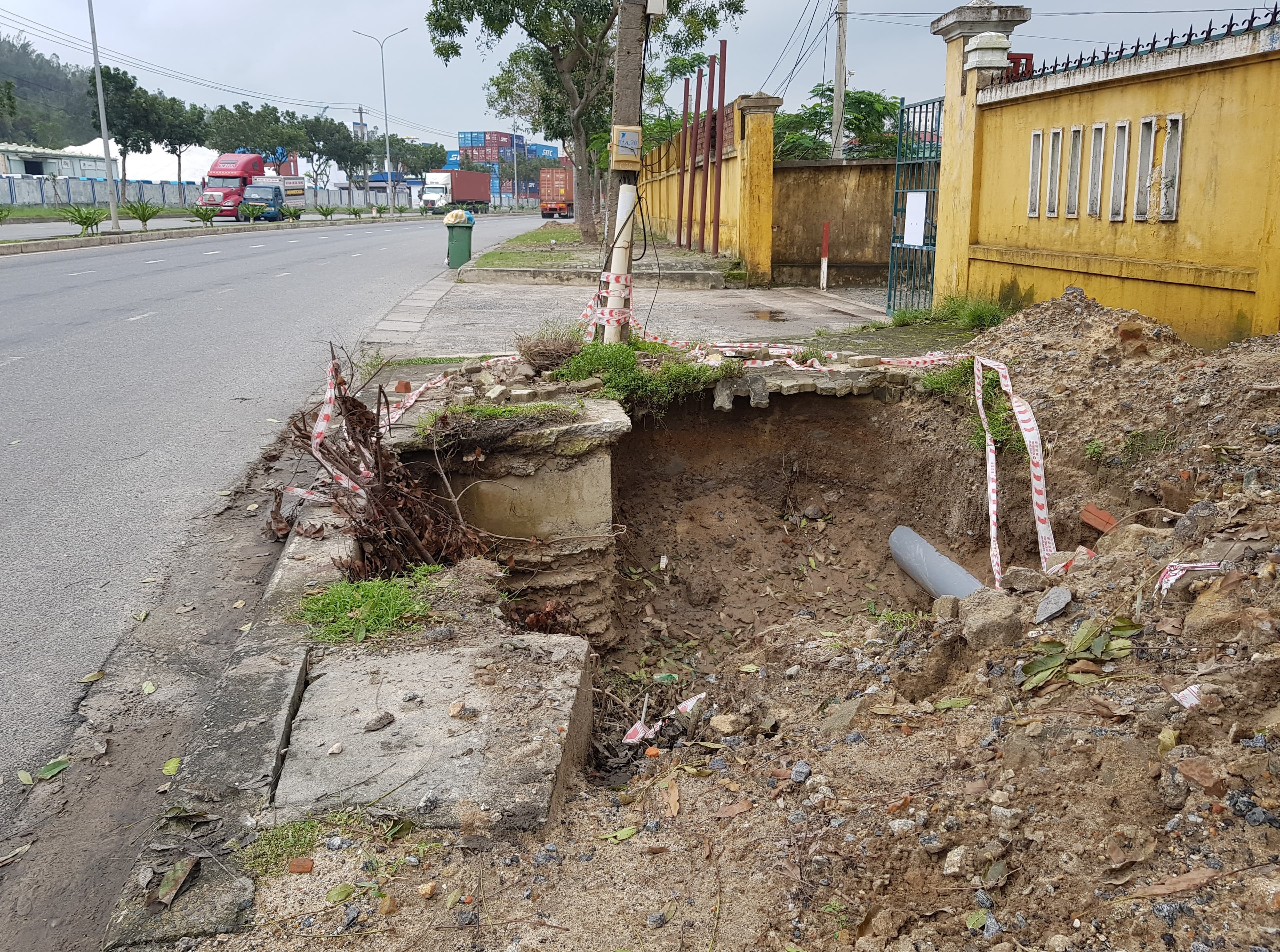 Nguy hiểm từ những hố sâu trên vỉa hè