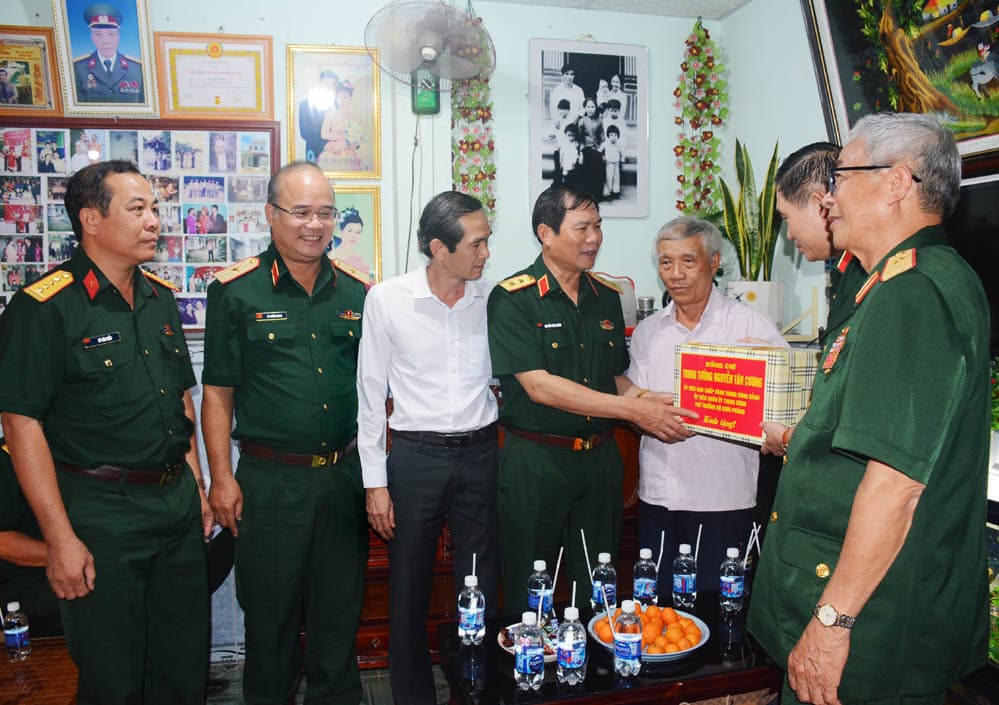 Đoàn công tác Bộ Quốc phòng dâng hương nghĩa trang liệt sĩ và tặng quà thương binh, bệnh binh tỉnh Đồng Nai