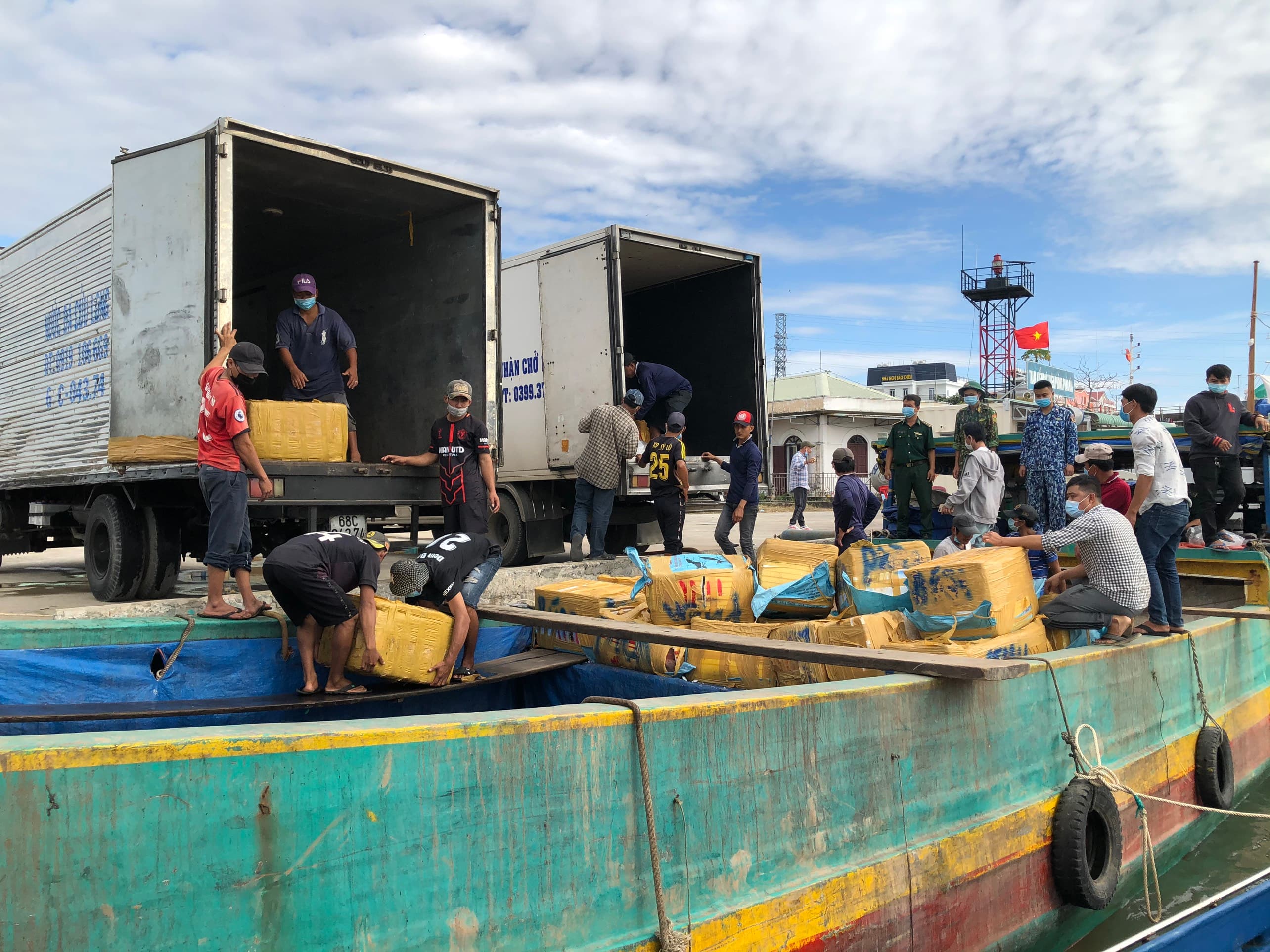 Phát hiện, bắt giữ khoảng 7.000 kg hàng hóa là thủy hải sản trên biển