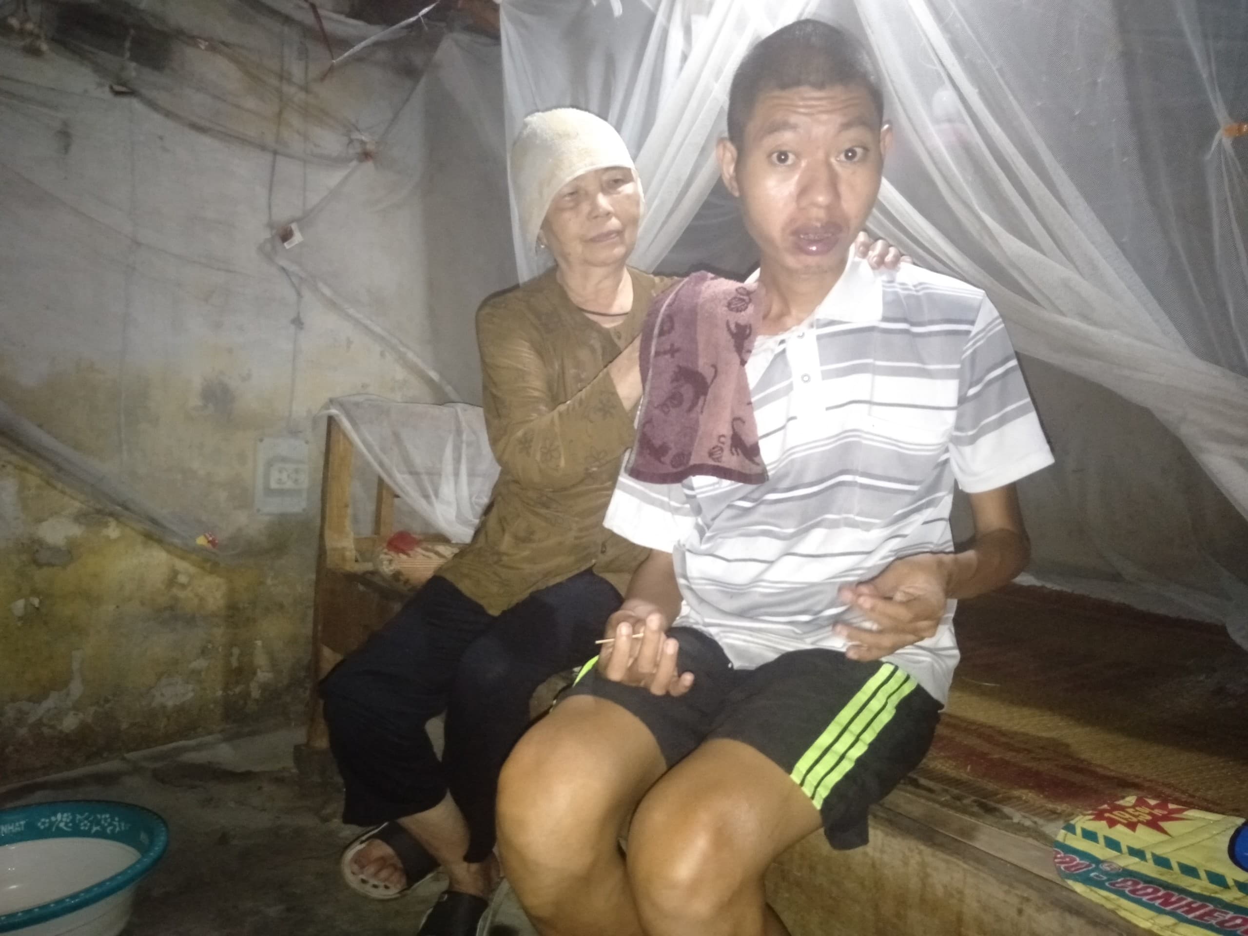 Nỗi vất vả của một người mẹ già