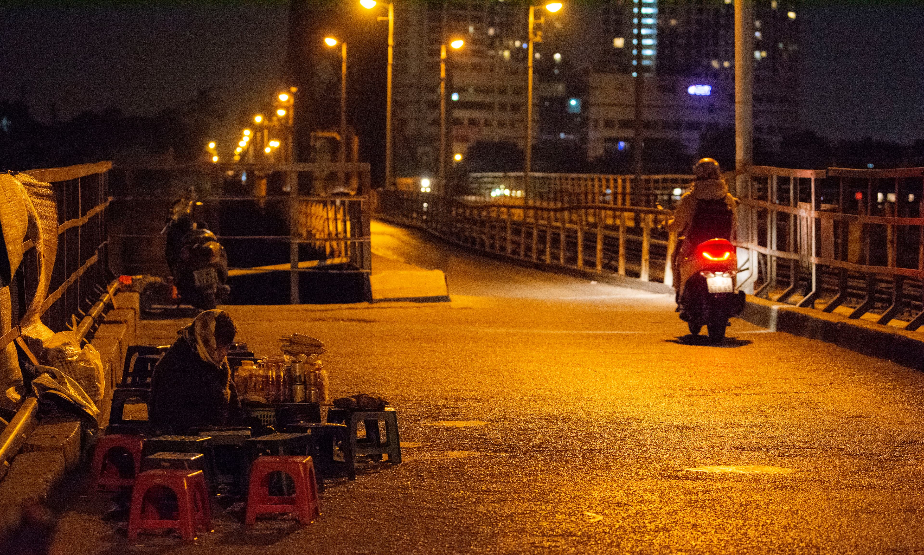 Nhịp sống Hà Nội trong đêm đông giá rét