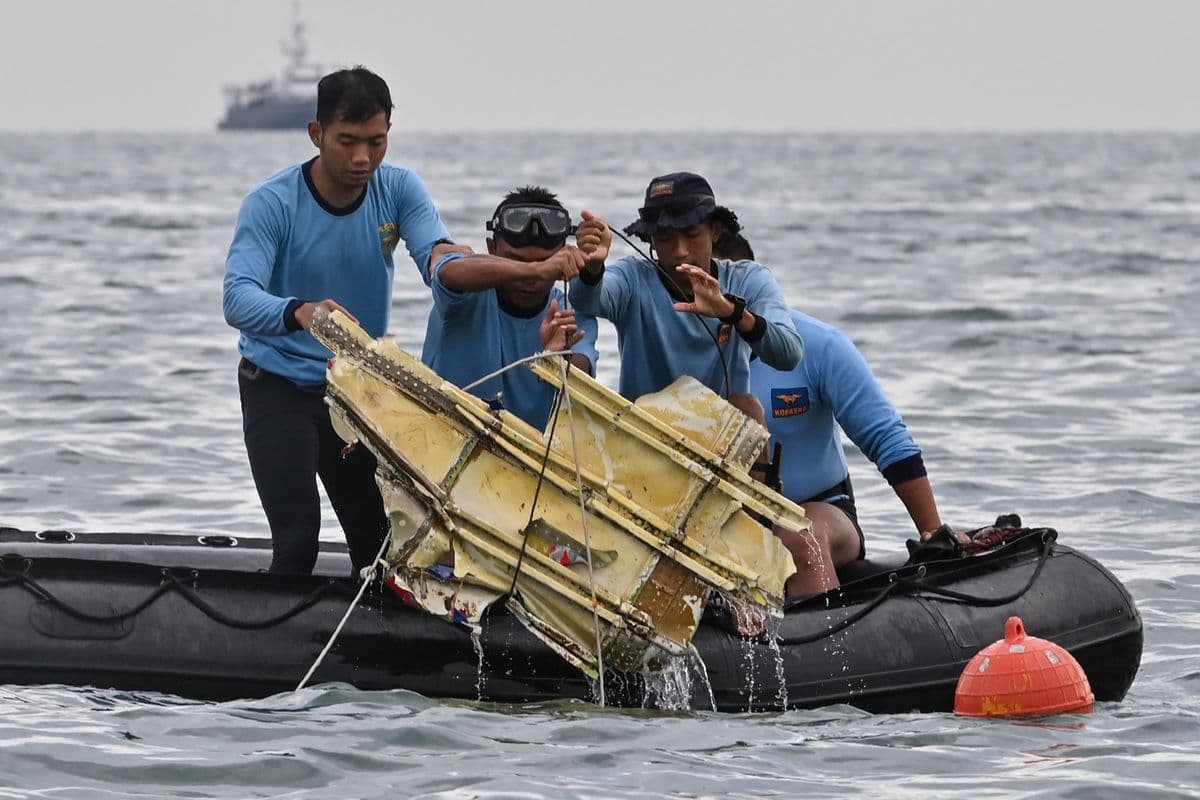 Indonesia khẩn trương tìm kiếm và điều tra vụ máy bay rơi