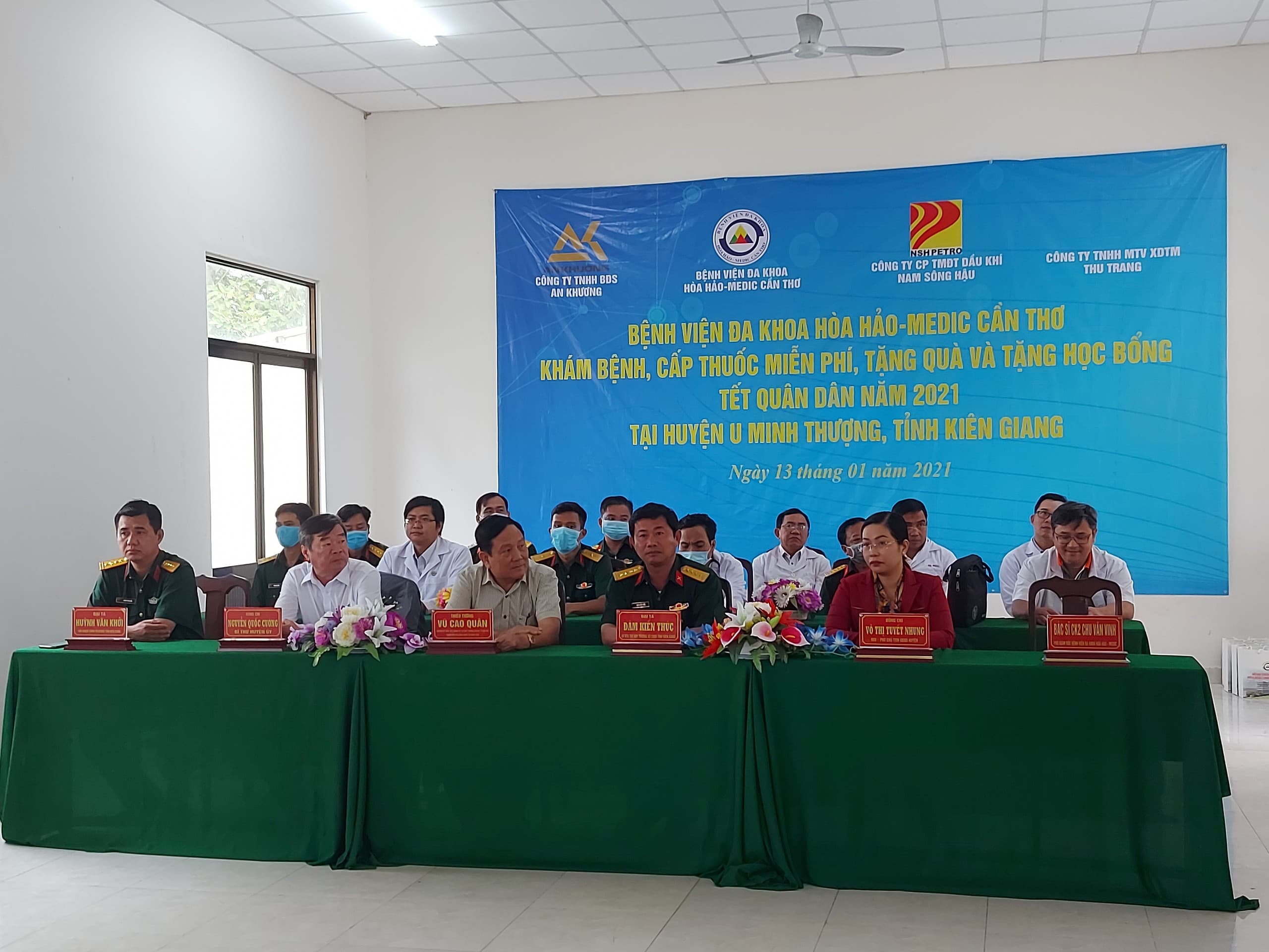 Khám bệnh cấp thuốc, tặng quà miễn phí cho 500 bệnh nhân nghèo