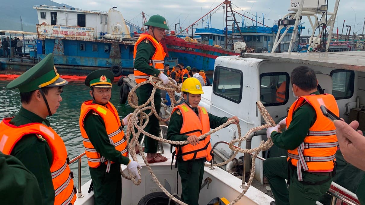 Kịp thời xử lý tàu dầu bị chìm tại Âu thuyền Thọ Quang