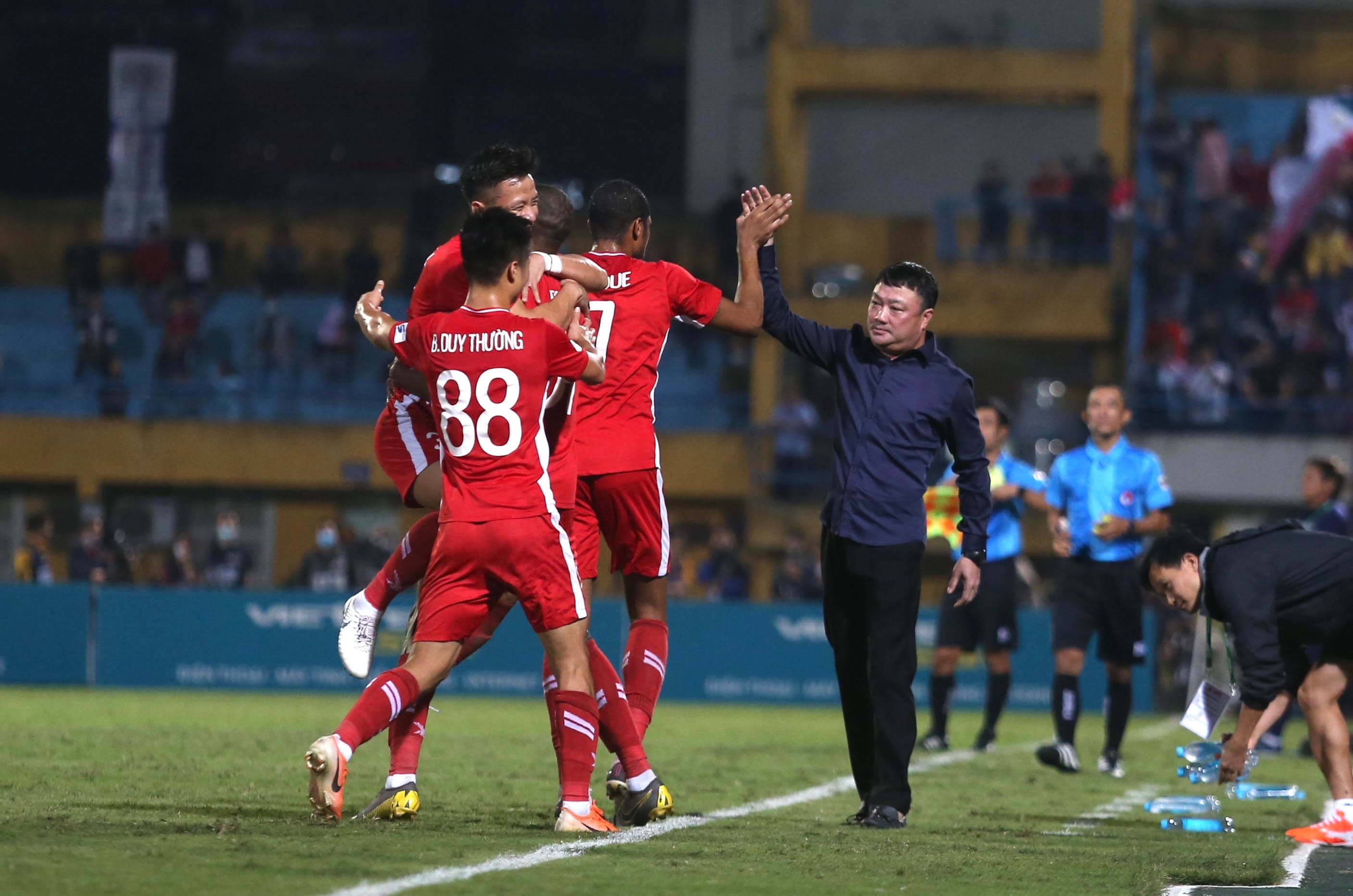 Cầm cờ và giữ cờ