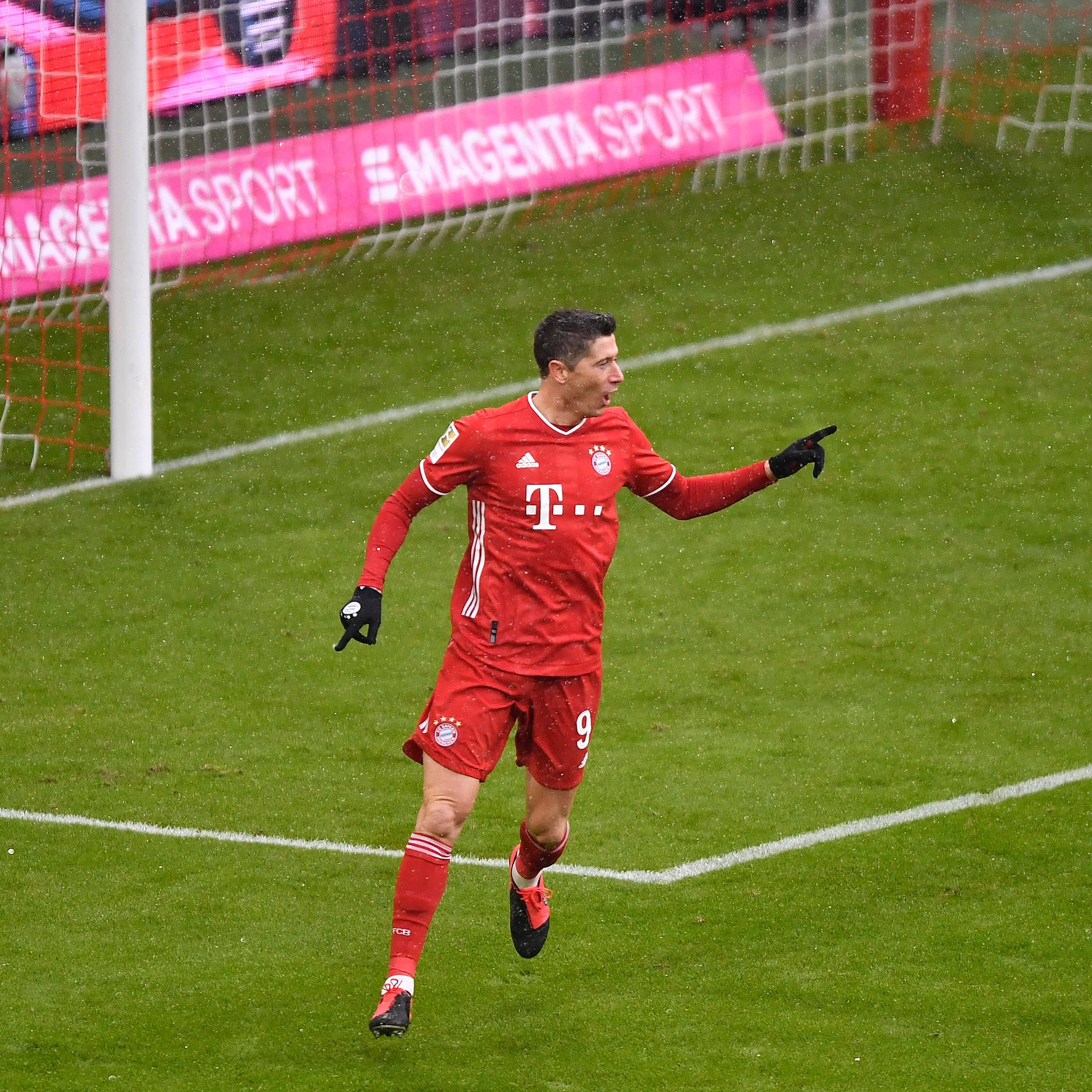 Vòng 16 Bundesliga: Bayern bắt đầu tách khỏi nhóm bám đuổi