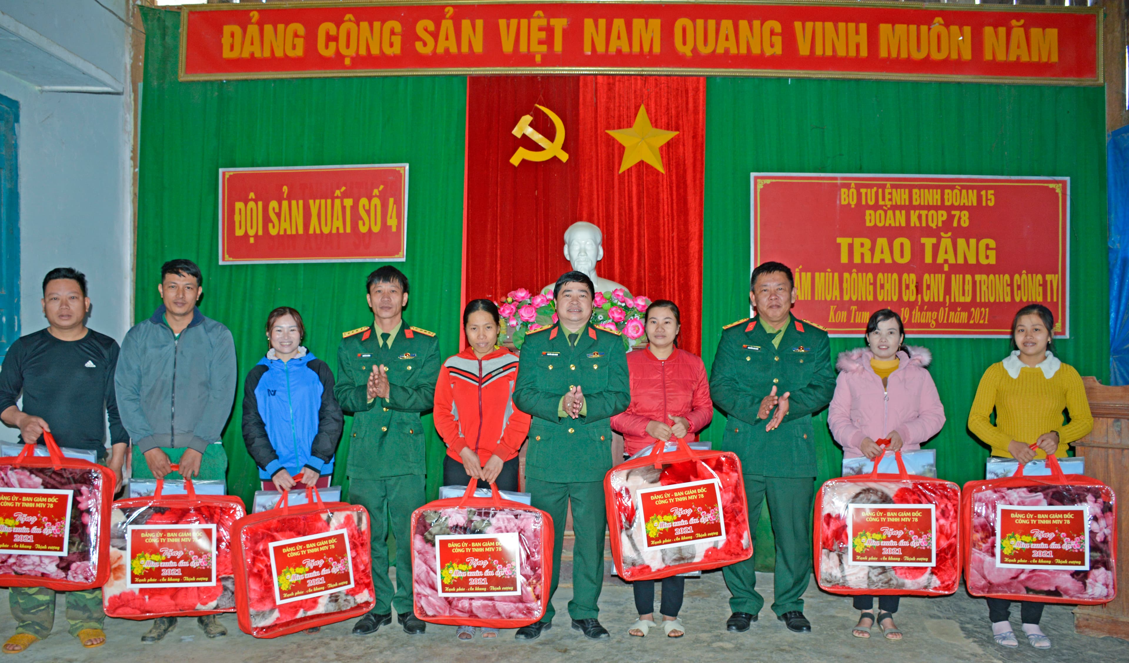 Tặng chăn ấm cho người lao động và đồng bào xã Mô Rai