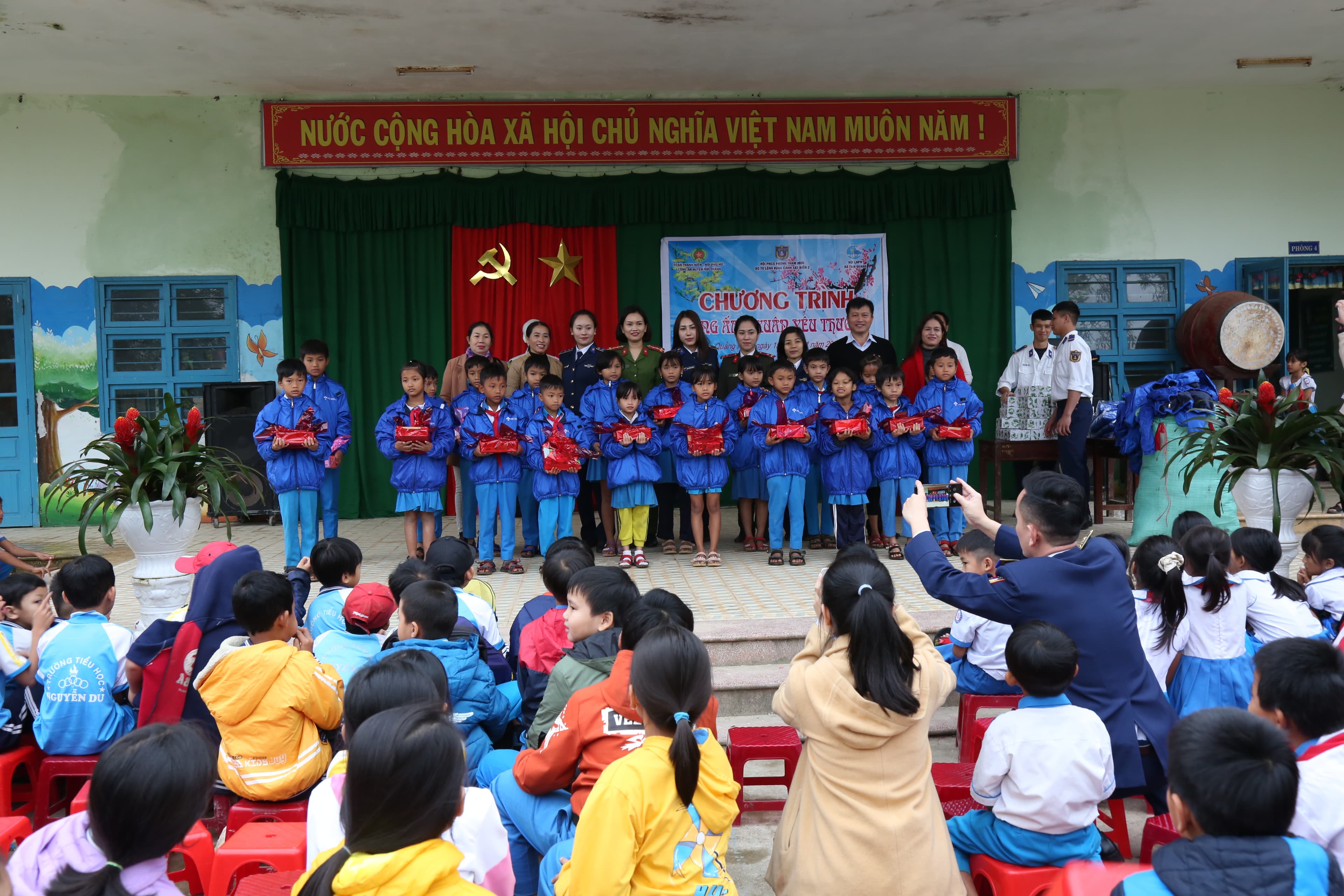 Ấm áp Chương trình “Đông ấm - Xuân yêu thương”