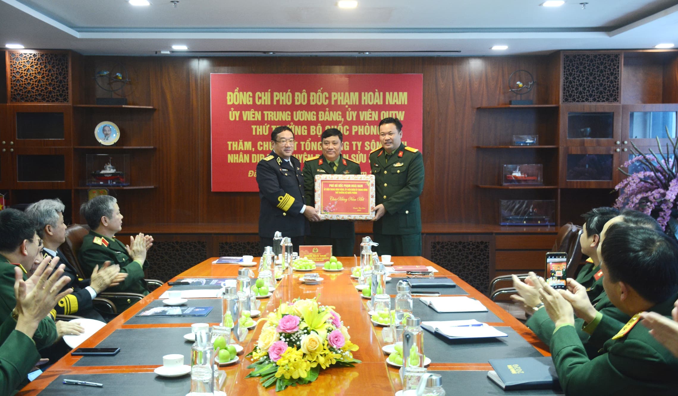 Phó đô đốc Phạm Hoài Nam kiểm tra, chúc Tết một số đơn vị tại Đà Nẵng