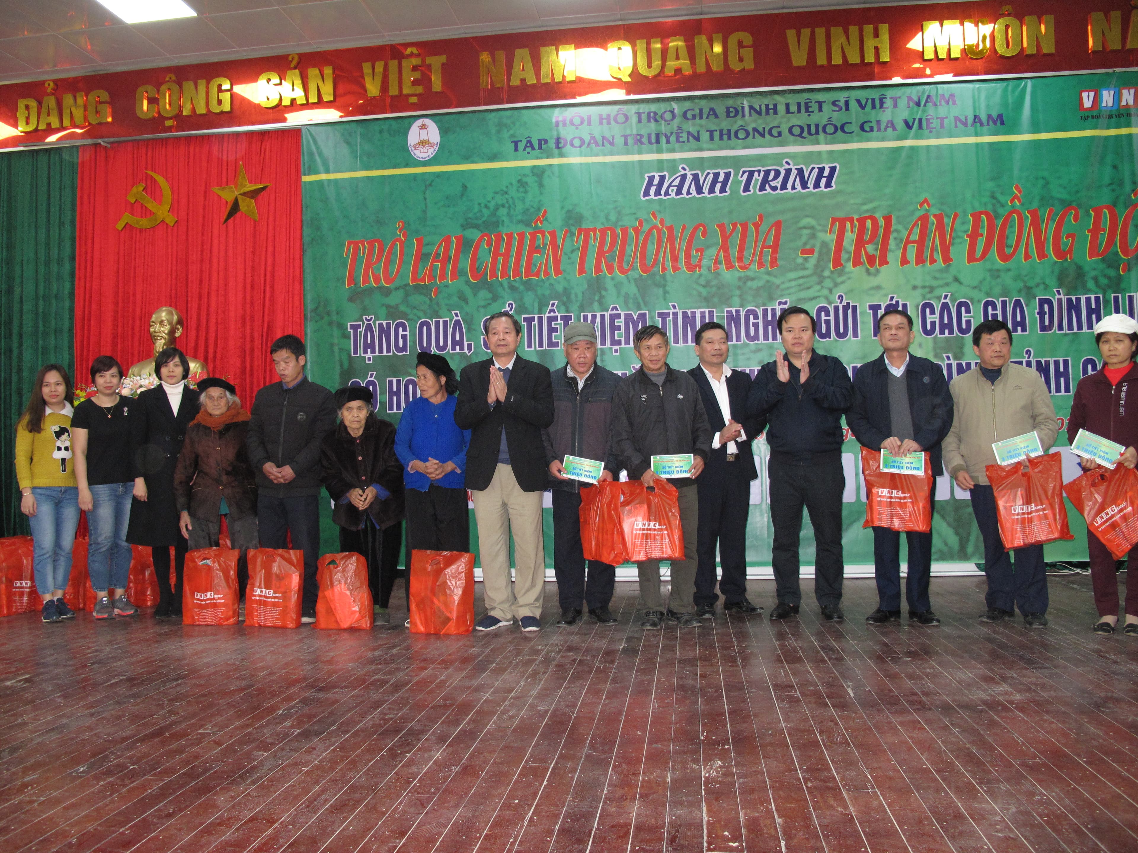 Nghĩa tình hướng về "địa chỉ đỏ"