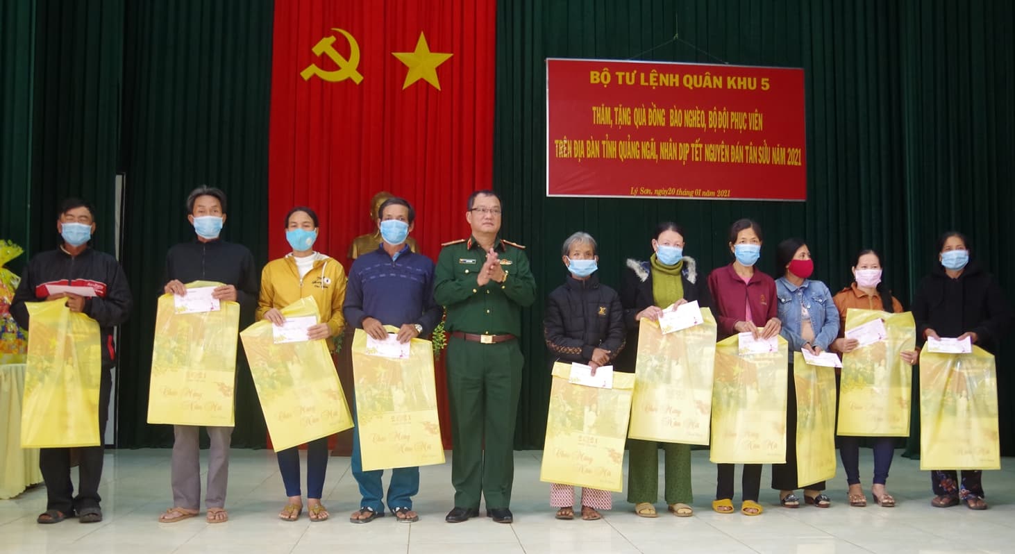 Quân khu 5 và tỉnh Quảng Ngãi thăm, tặng quà tại huyện đảo Lý Sơn