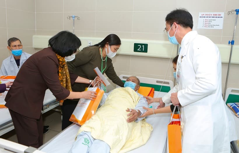 Phó chủ tịch nước Đặng Thị Ngọc Thịnh tặng quà cho người bệnh tại Bệnh viện Bạch Mai
