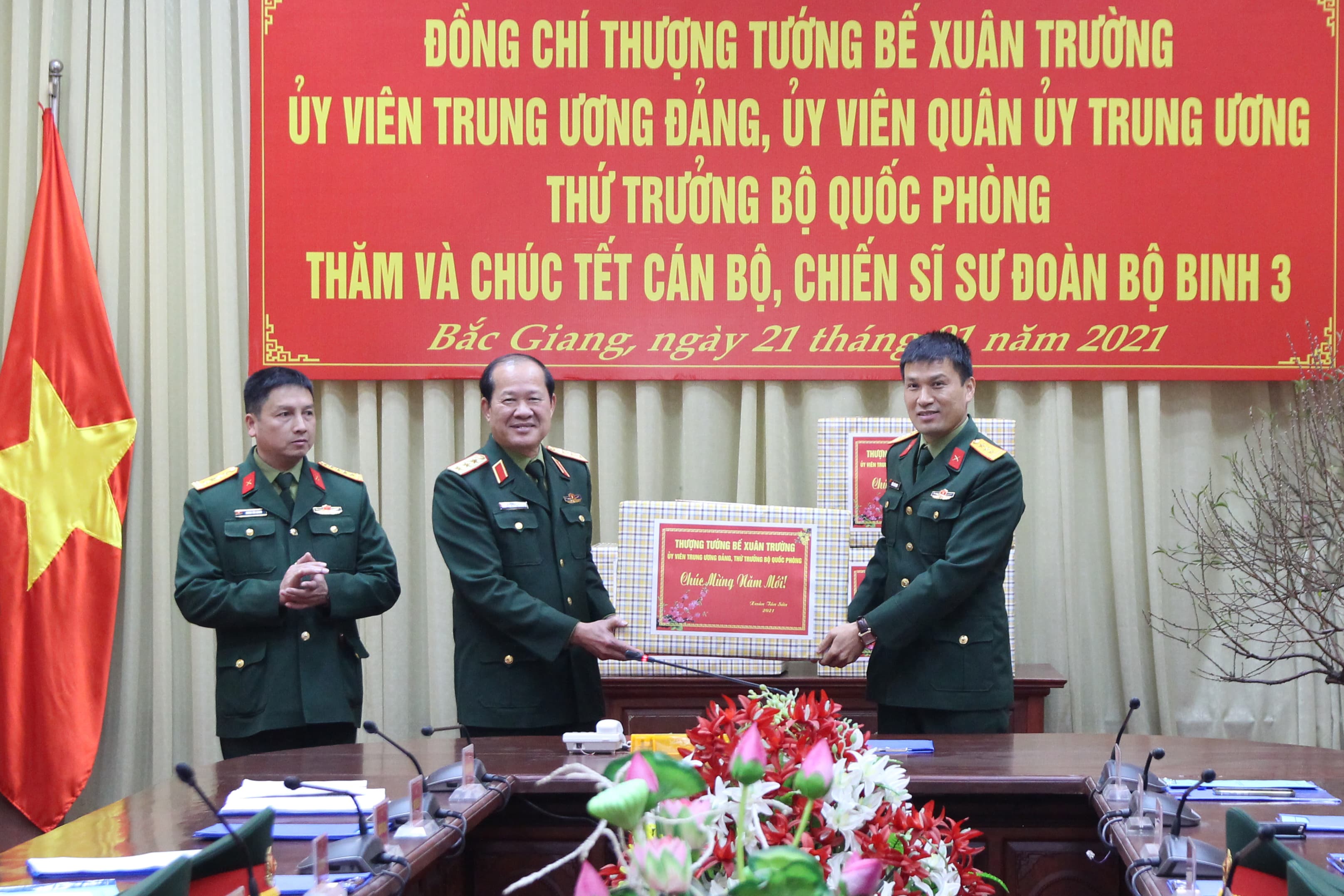 Thượng tướng Bế Xuân Trường chúc tết cán bộ, chiến sĩ Sư đoàn 3, Quân khu 1