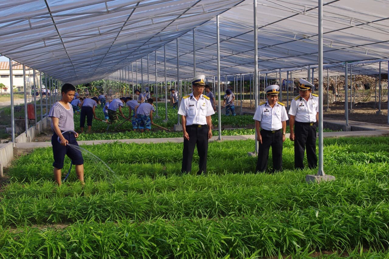 Vượt khó để nâng cao đời sống bộ đội