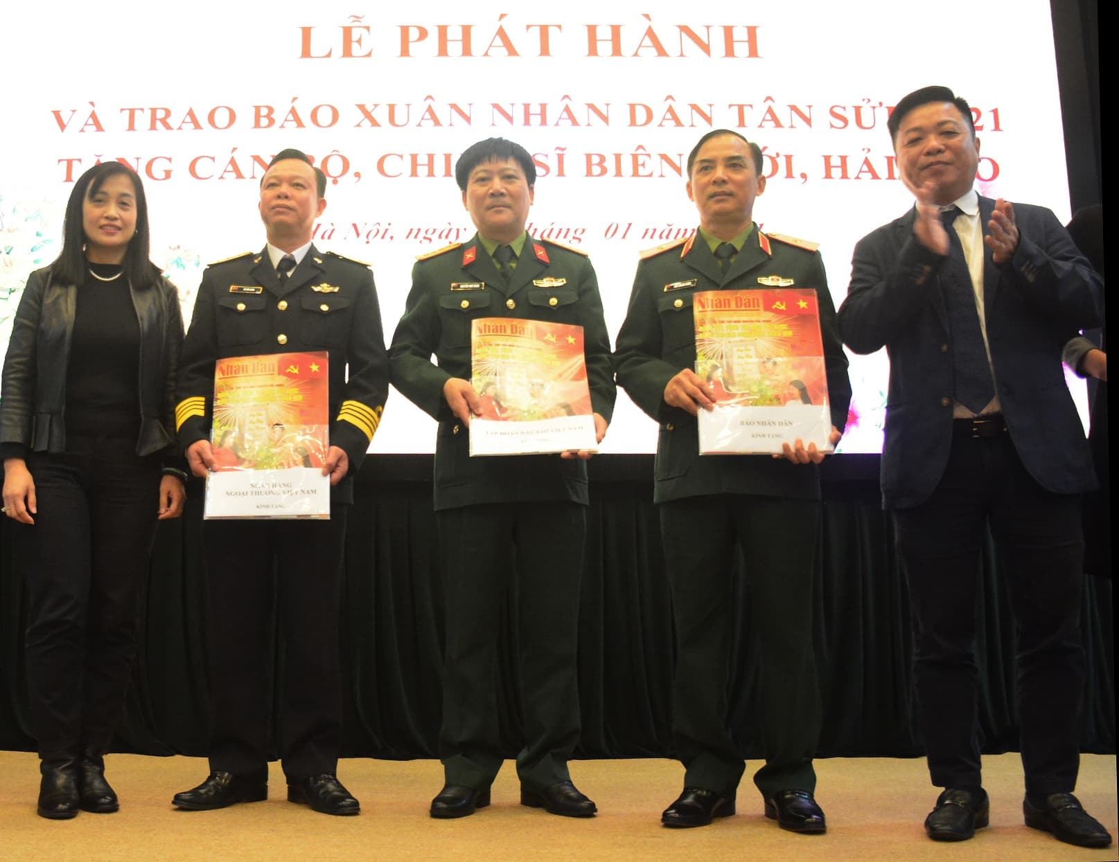 Báo Nhân Dân gửi 50.000 bản báo Tết tặng cán bộ, chiến sĩ biên giới, hải đảo