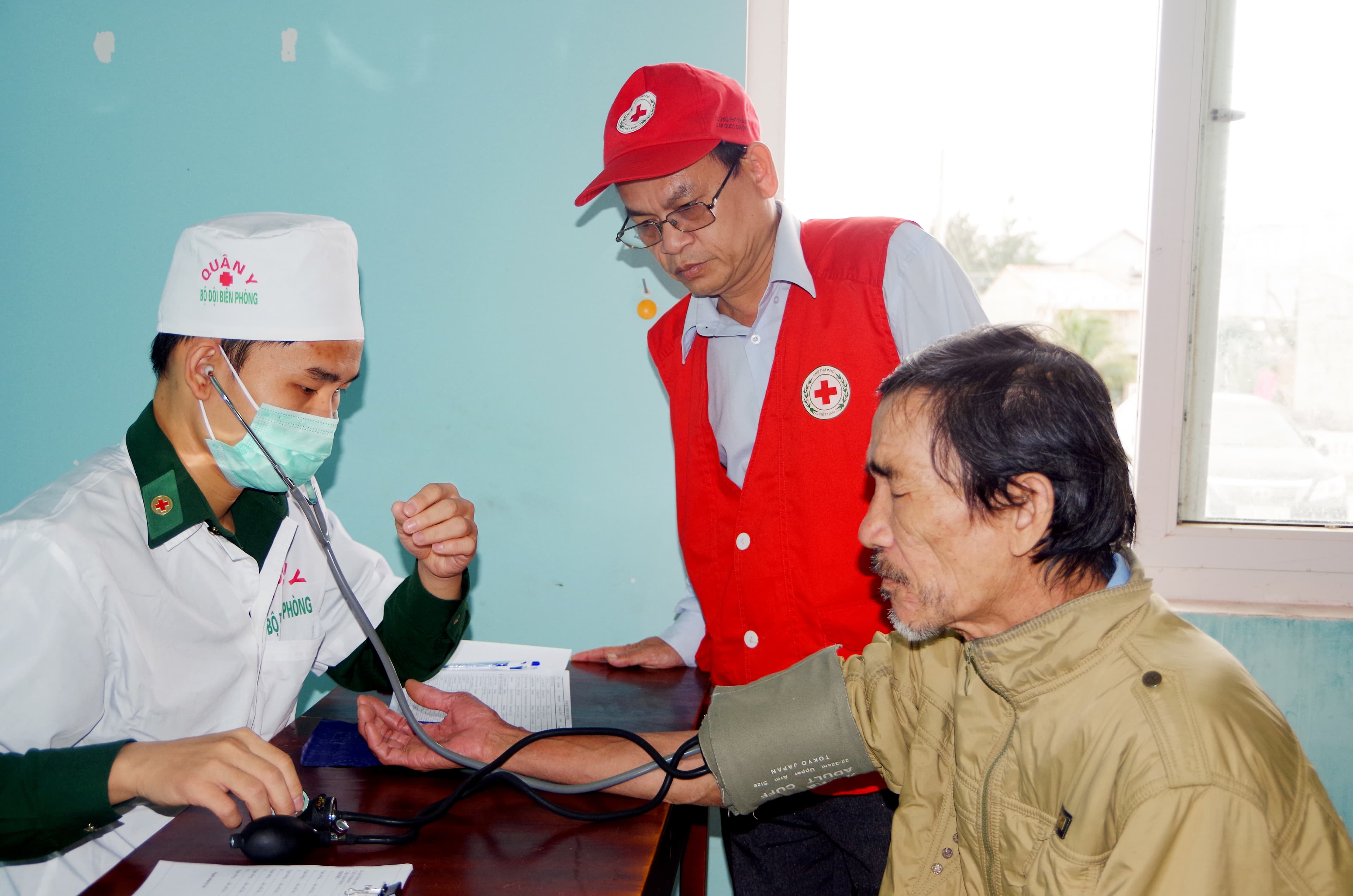 BĐBP tỉnh Bình Định khám bệnh và trao quà Tết tặng người dân