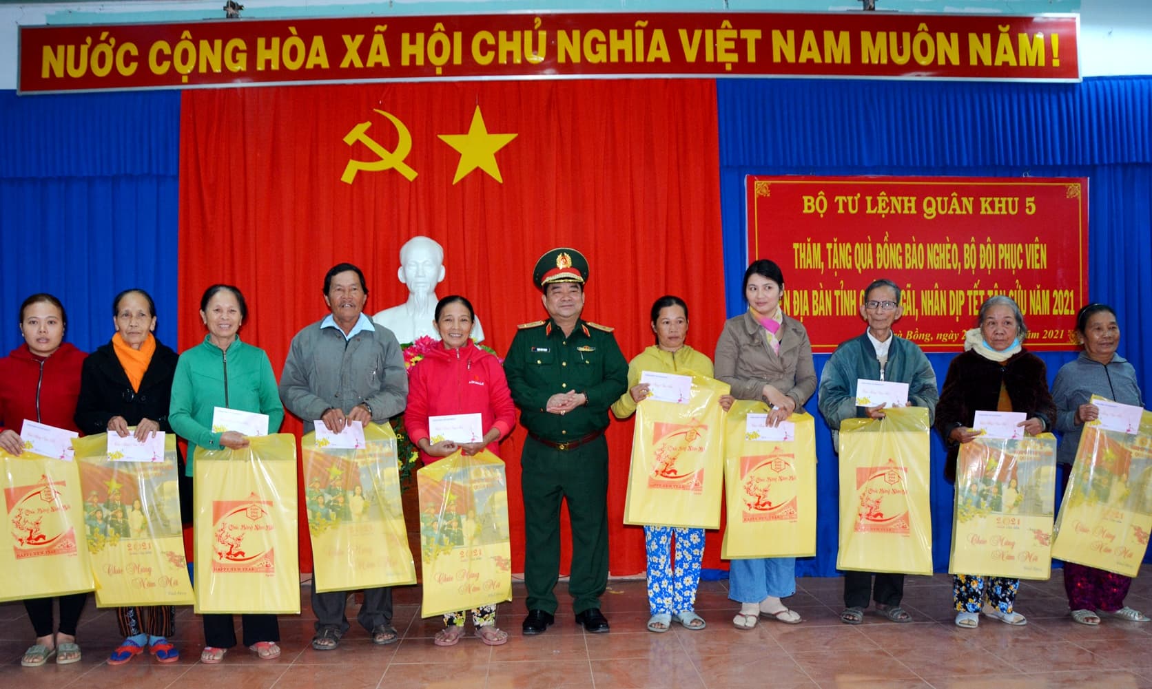 Quân khu 5 thăm, tặng quà Tết đồng bào nghèo tỉnh Quảng Ngãi