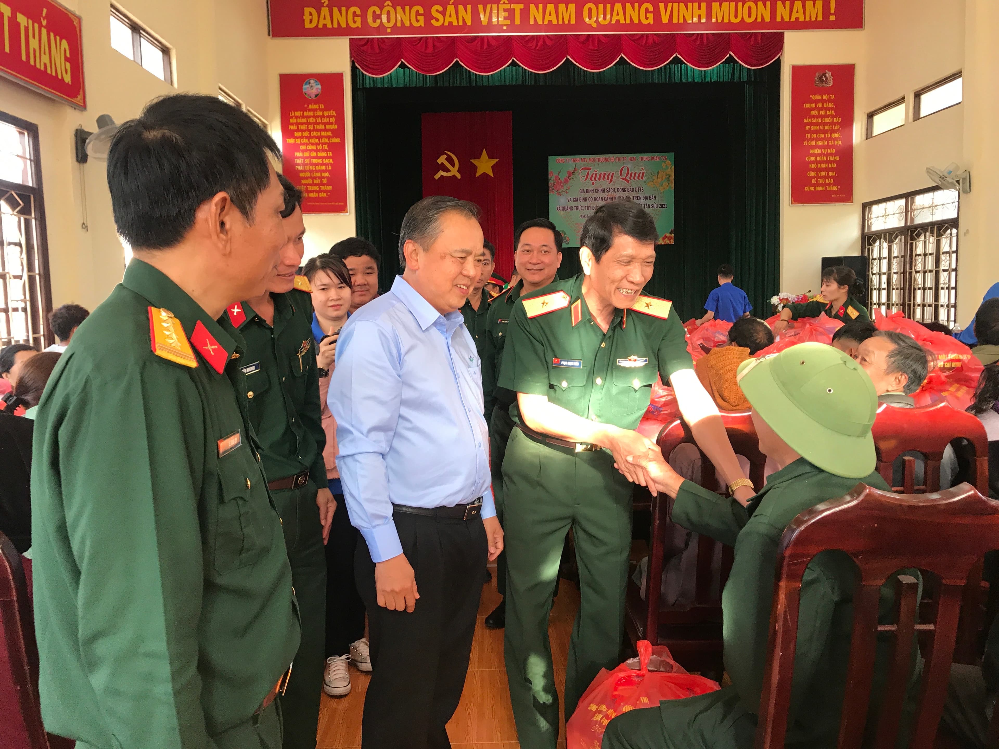 Trao 500 suất quà tặng người có công, hộ nghèo