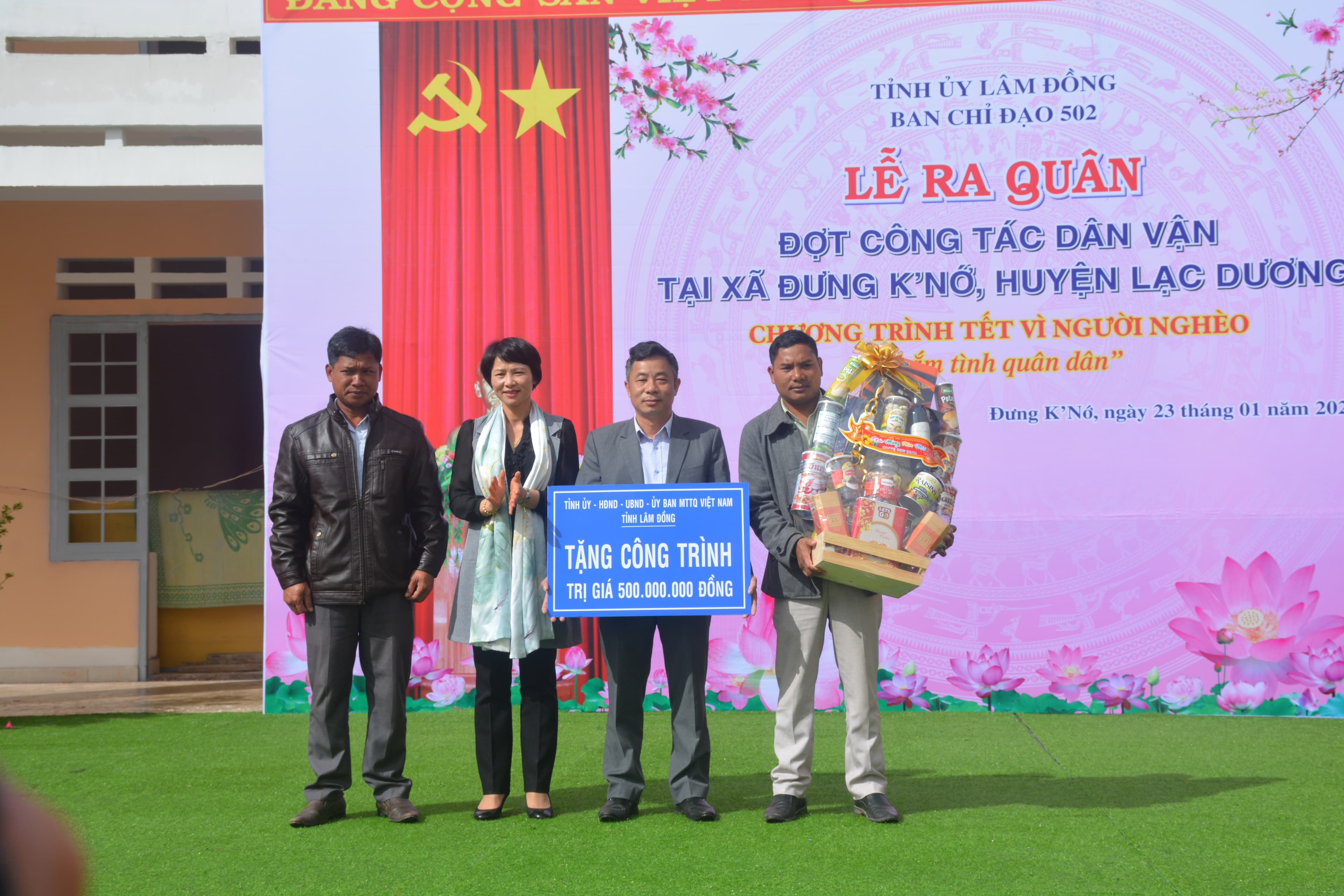 Mang Tết về với người dân Đưng K’Nớ