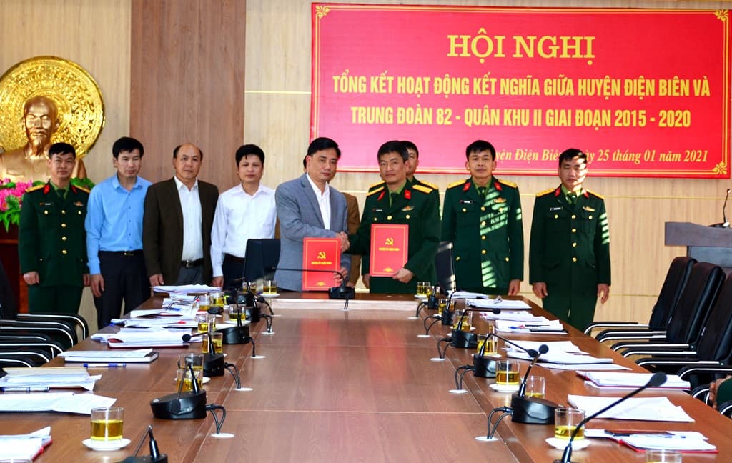 Tăng cường tình đoàn kết giữa Trung đoàn 82 và huyện Điện Biên