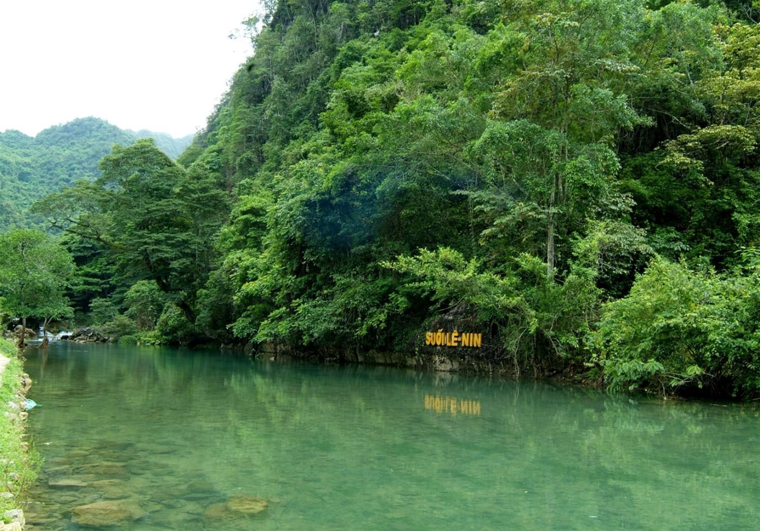 Người về đem tới mùa xuân đất nước