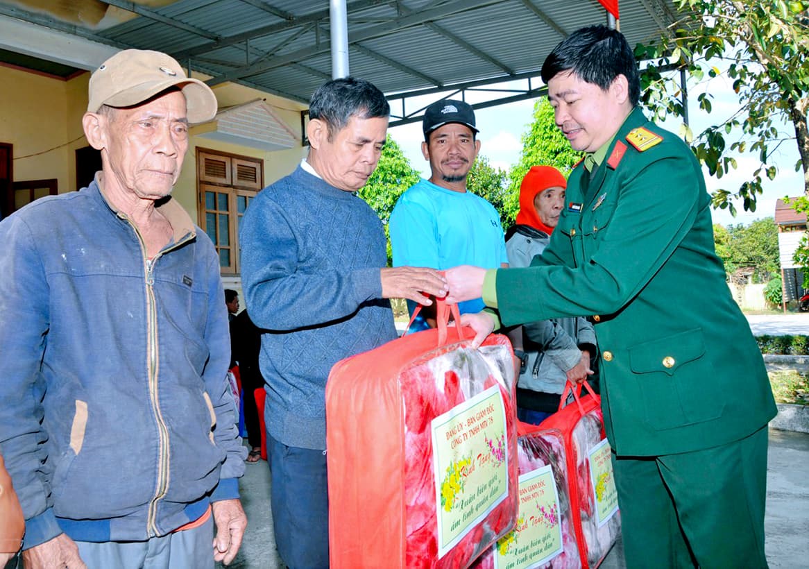 “Bộ đội Cụ Hồ mới thương dân và lo cho dân như vậy”