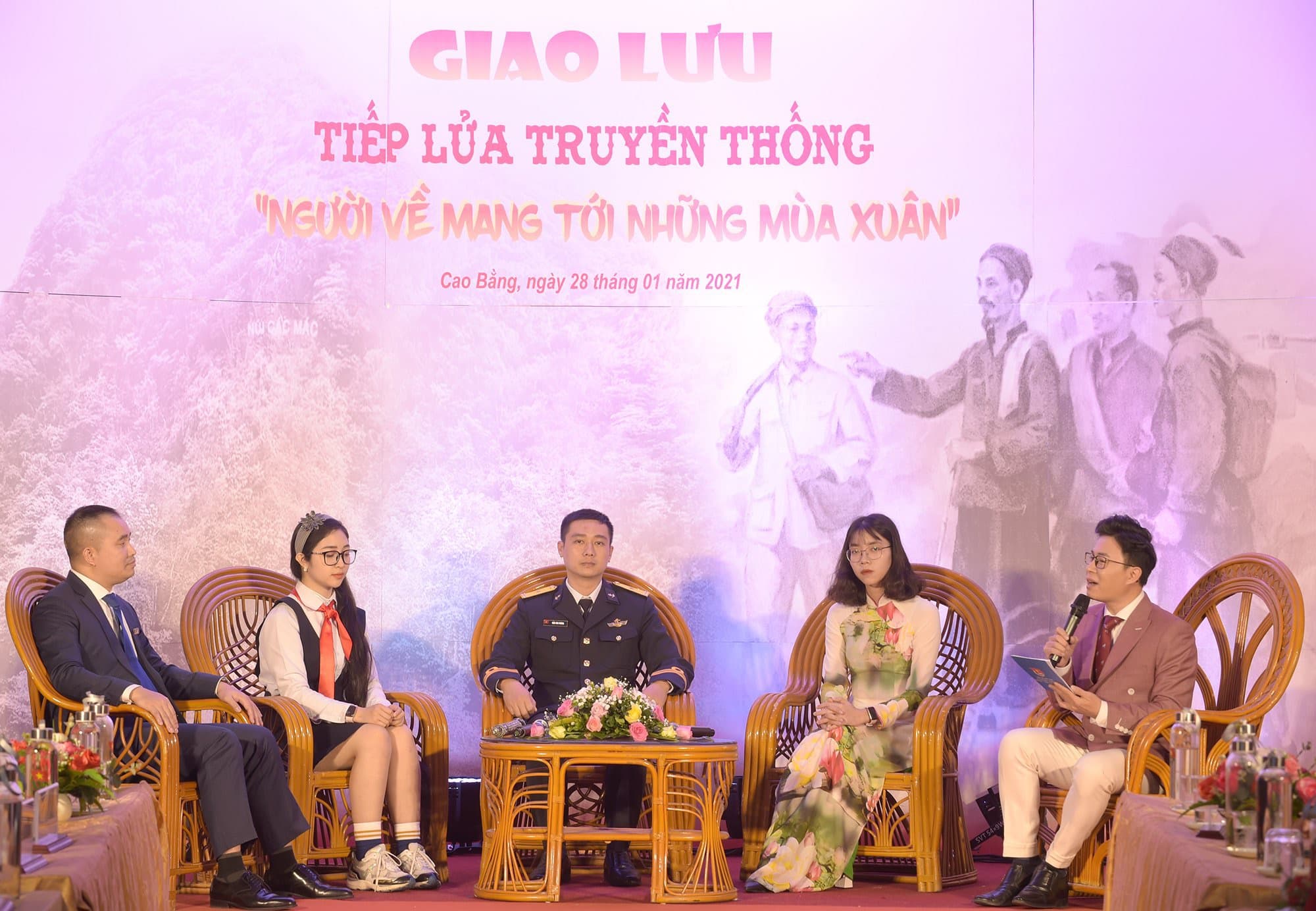 Giao lưu tiếp lửa truyền thống “Người về mang tới những mùa Xuân”