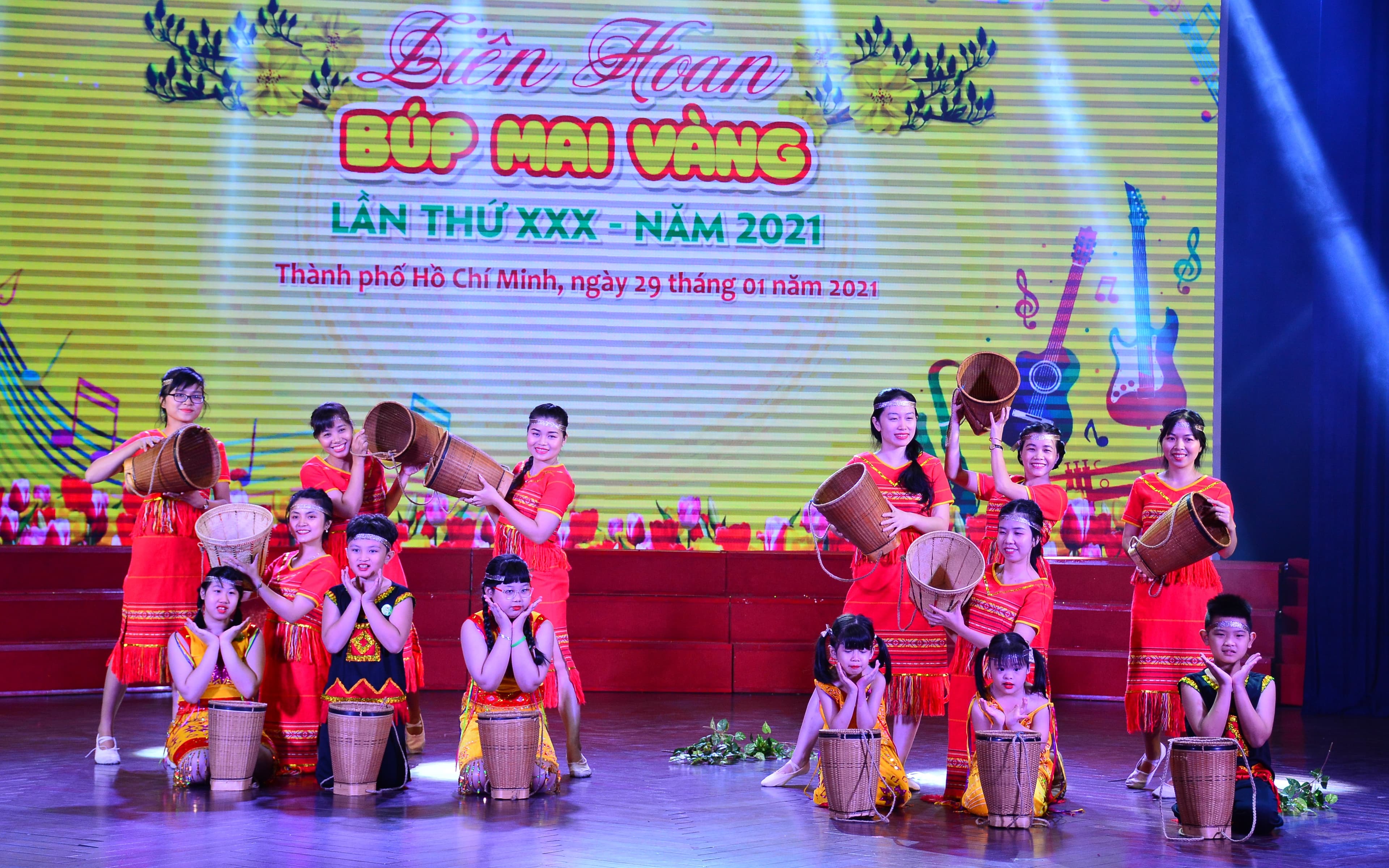 Thiếu nhi hoàn cảnh kém may mắn giao lưu văn nghệ mừng Xuân