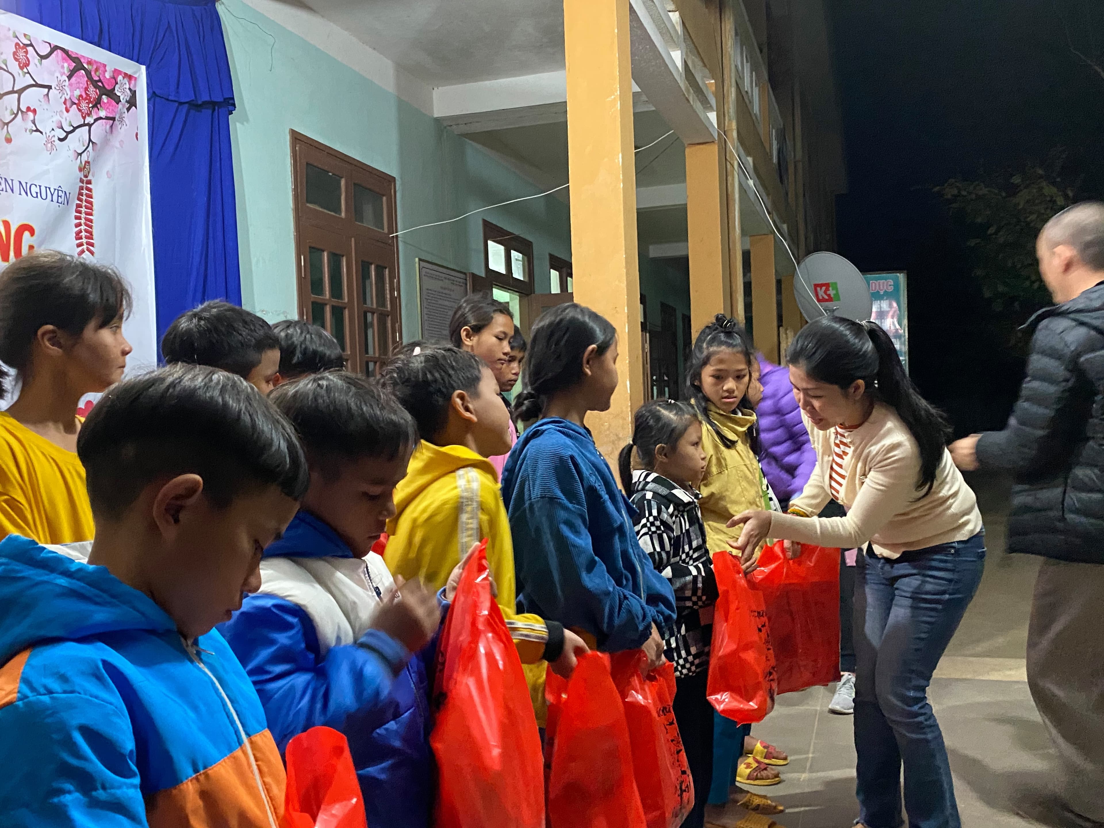 Lưu học sinh Việt Nam tại Trung Quốc trao quà tết tặng học sinh Nam Trà My