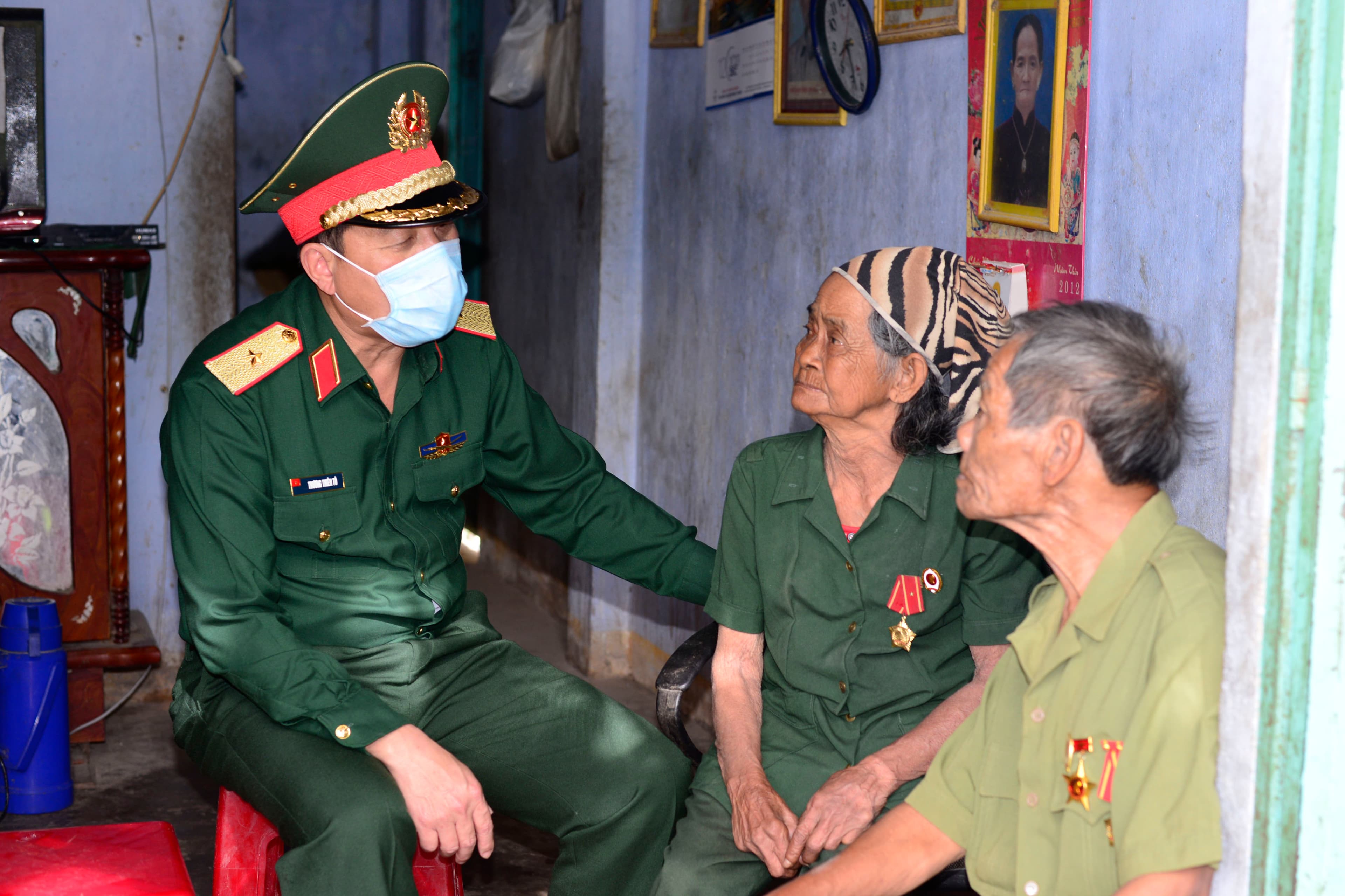 “Xuân khu 5 đoàn kết, Tết thắm tình quân dân”