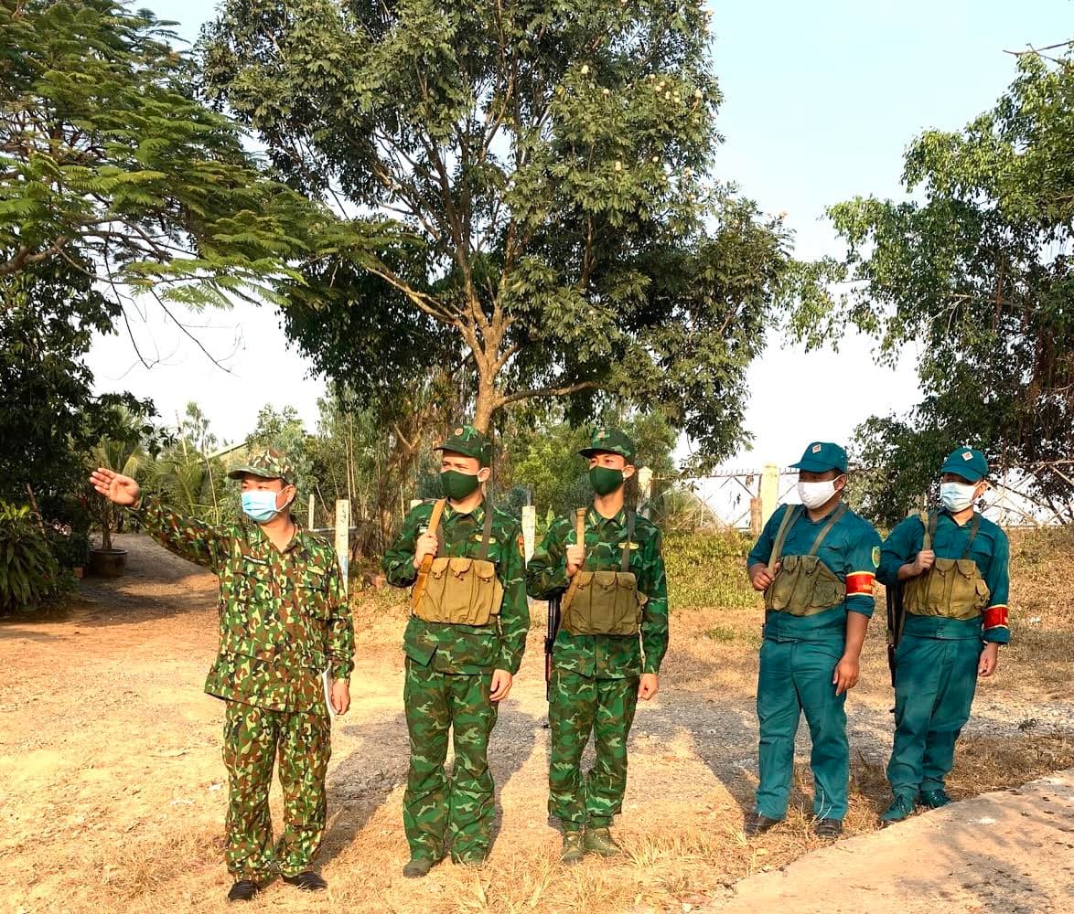 Tạm gác bút nghiên lên đường chống dịch